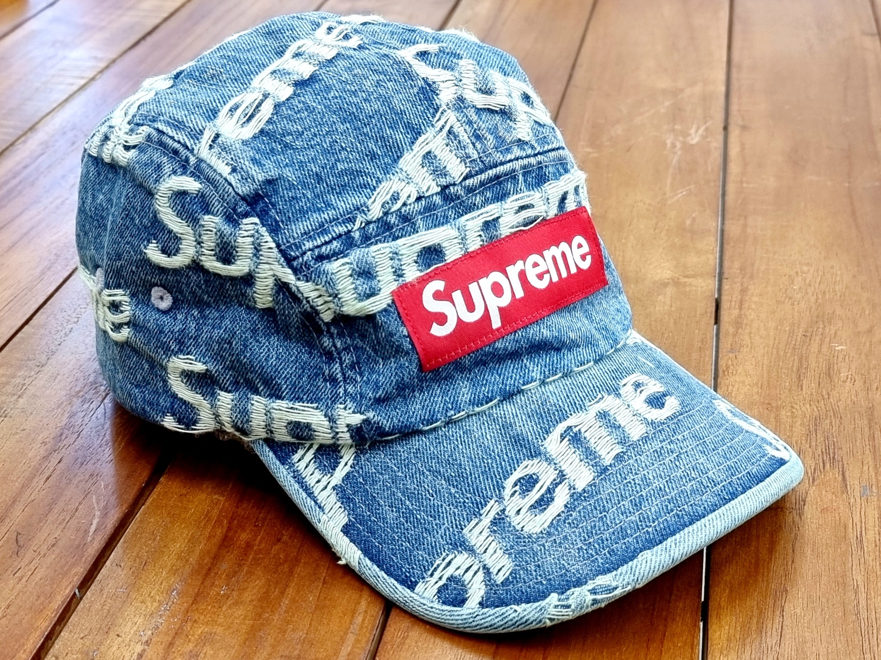 Supreme Frayed Logos Denim Camp Cap Blue - 21SS 착용 스타일