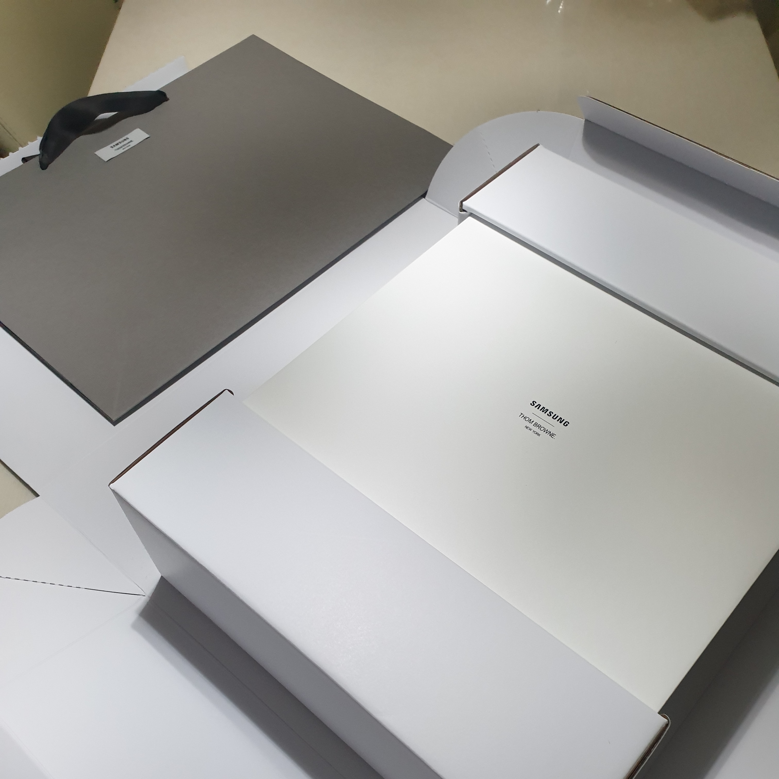 Samsung Galaxy Z Fold3 Thom Browne Edition (Korean Ver.) 착용 스타일