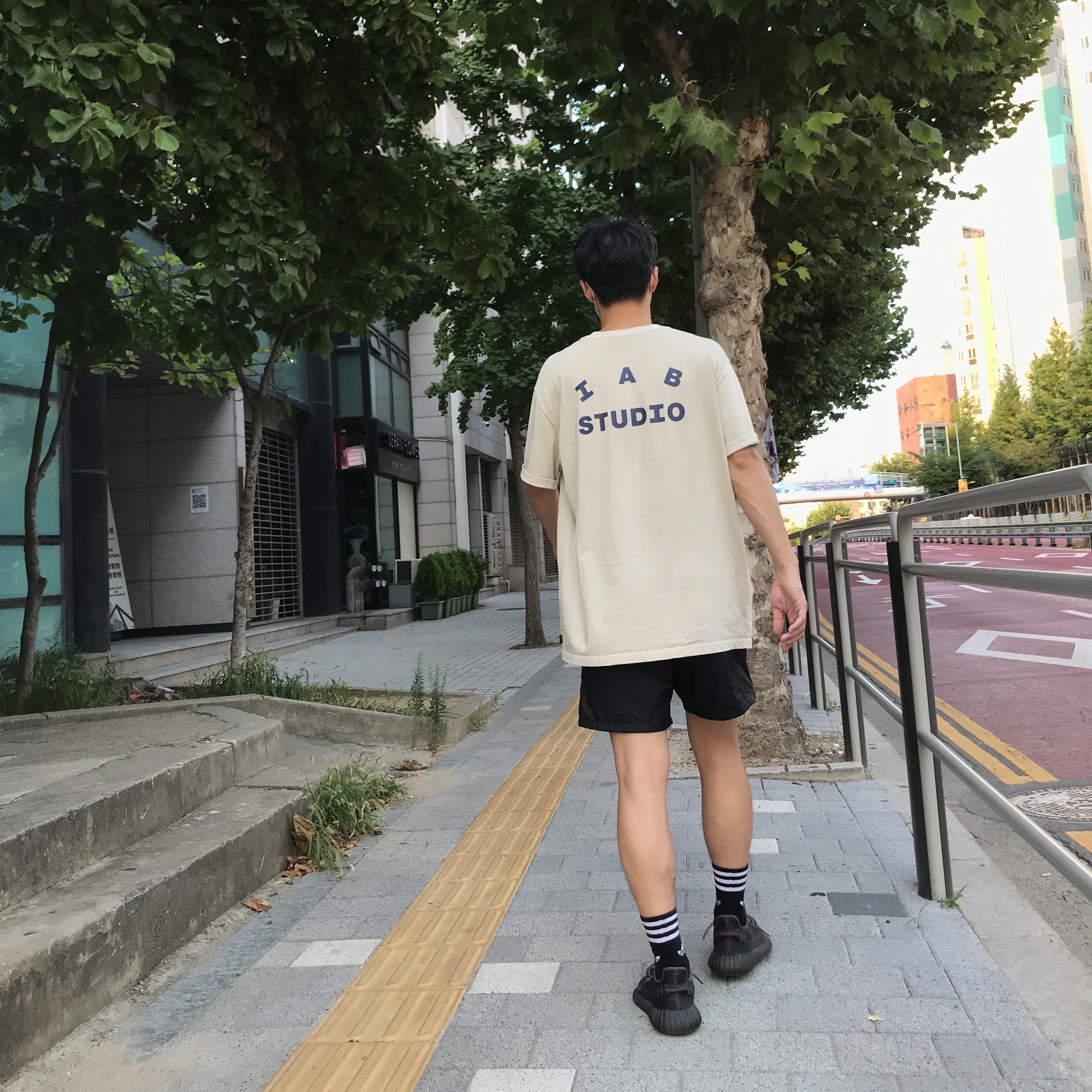 Adidas Yeezy Boost 350 V2 Black - Non-Reflective, IAB Studio Pigment T-Shirt Oatmeal 착용 스타일