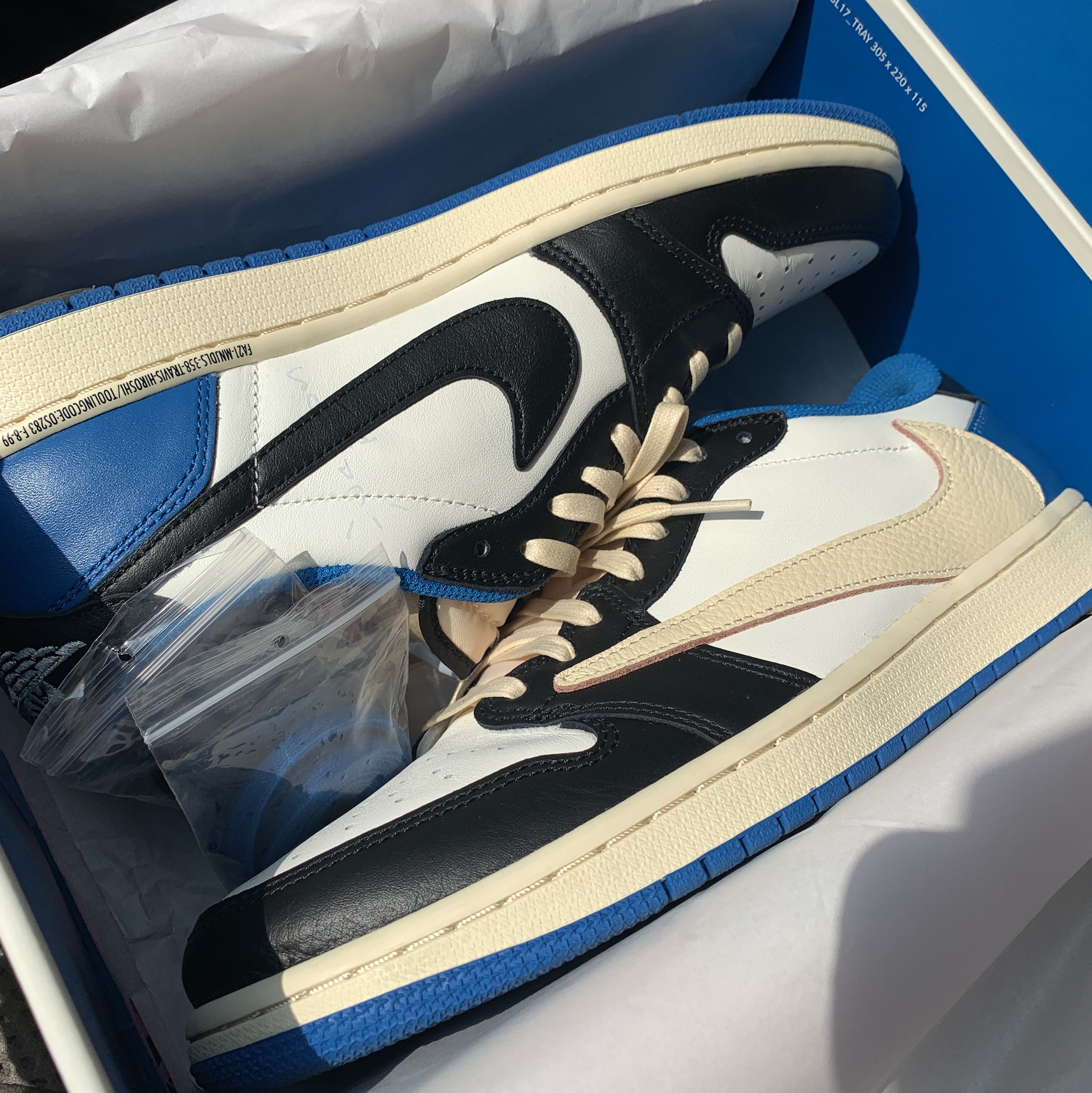 Jordan 1 x Travis Scott x Fragment Retro Low OG SP Military Blue 착용 스타일