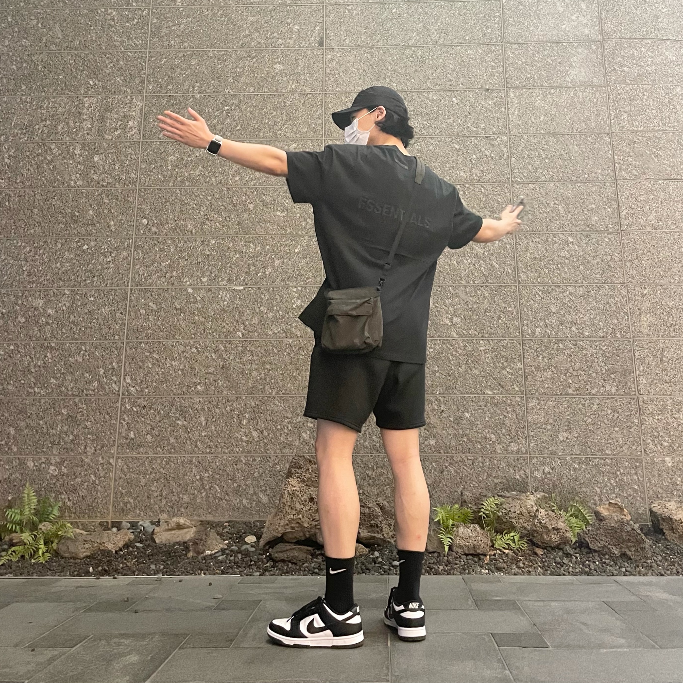 Essentials Sweatshorts Black - 21SS, Essentials T-Shirt Black - 21SS 착용 스타일 - 3