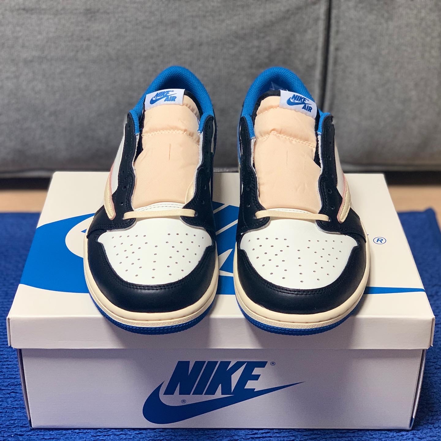 Jordan 1 x Travis Scott x Fragment Retro Low OG SP Military Blue 착용 스타일 - 3