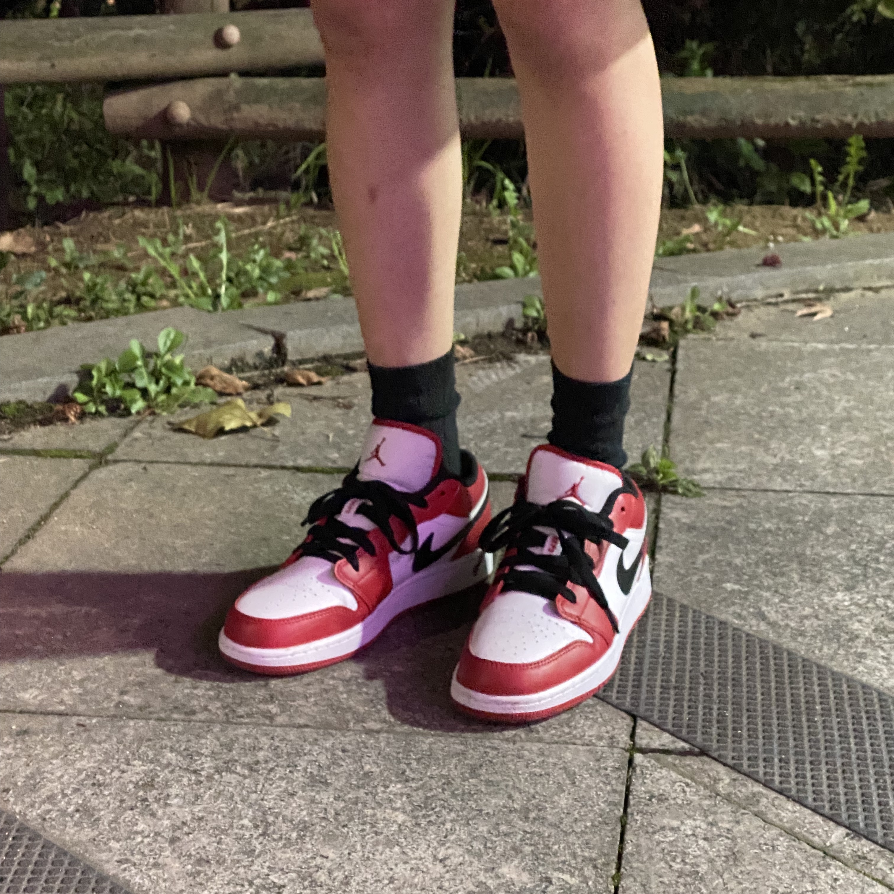 Jordan 1 Low White Red Black, (GS) Jordan 1 Low White Red Black 착용 스타일 - 2