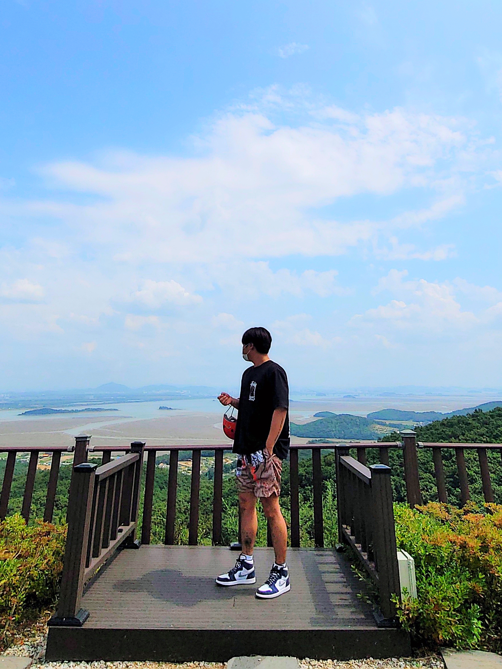 Stussy Camellias Pig. Dyed T-Shirt Black, Jordan x Travis Scott Pool Shorts - Asia 착용 스타일