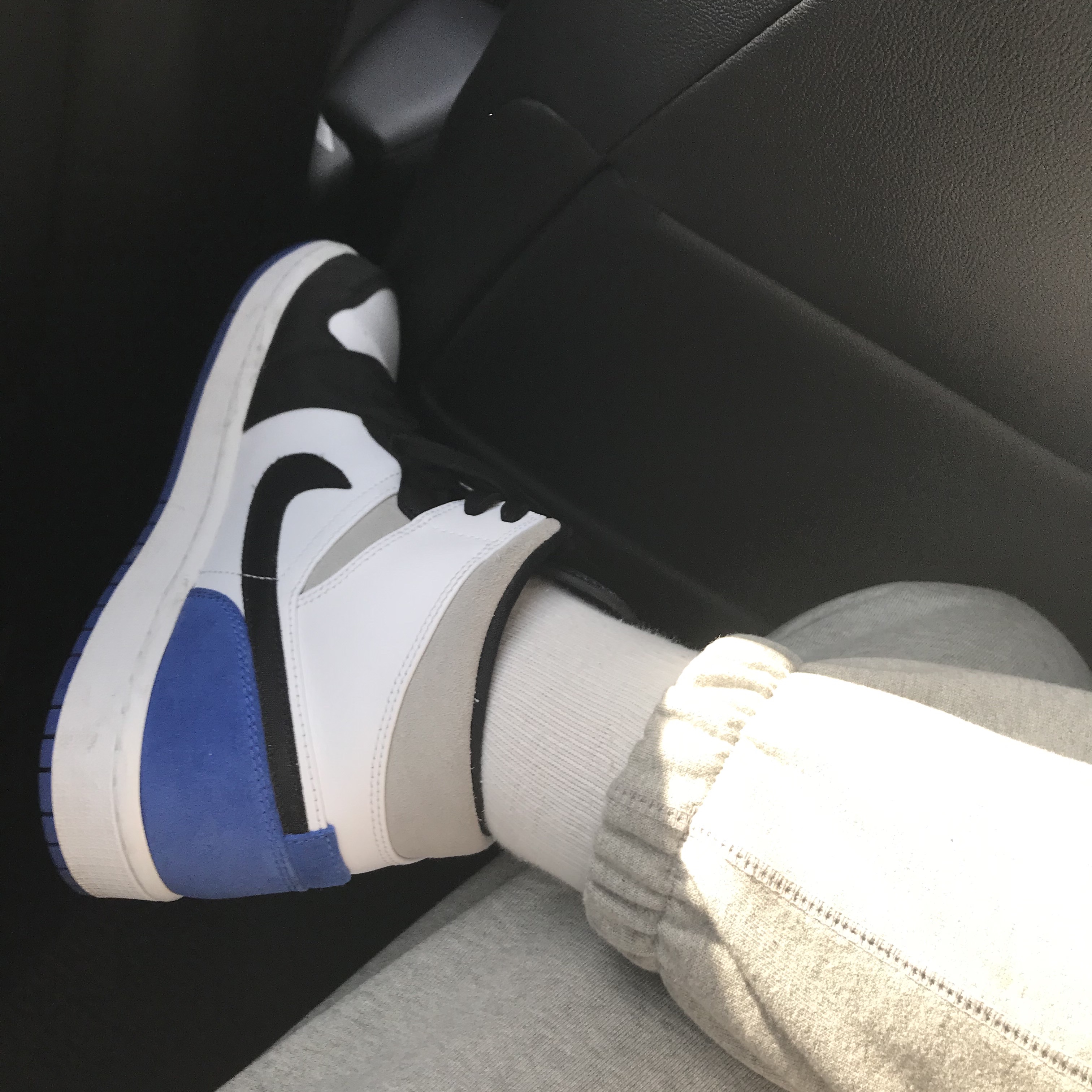 Jordan 1 Mid SE Hyper Royal 착용 스타일