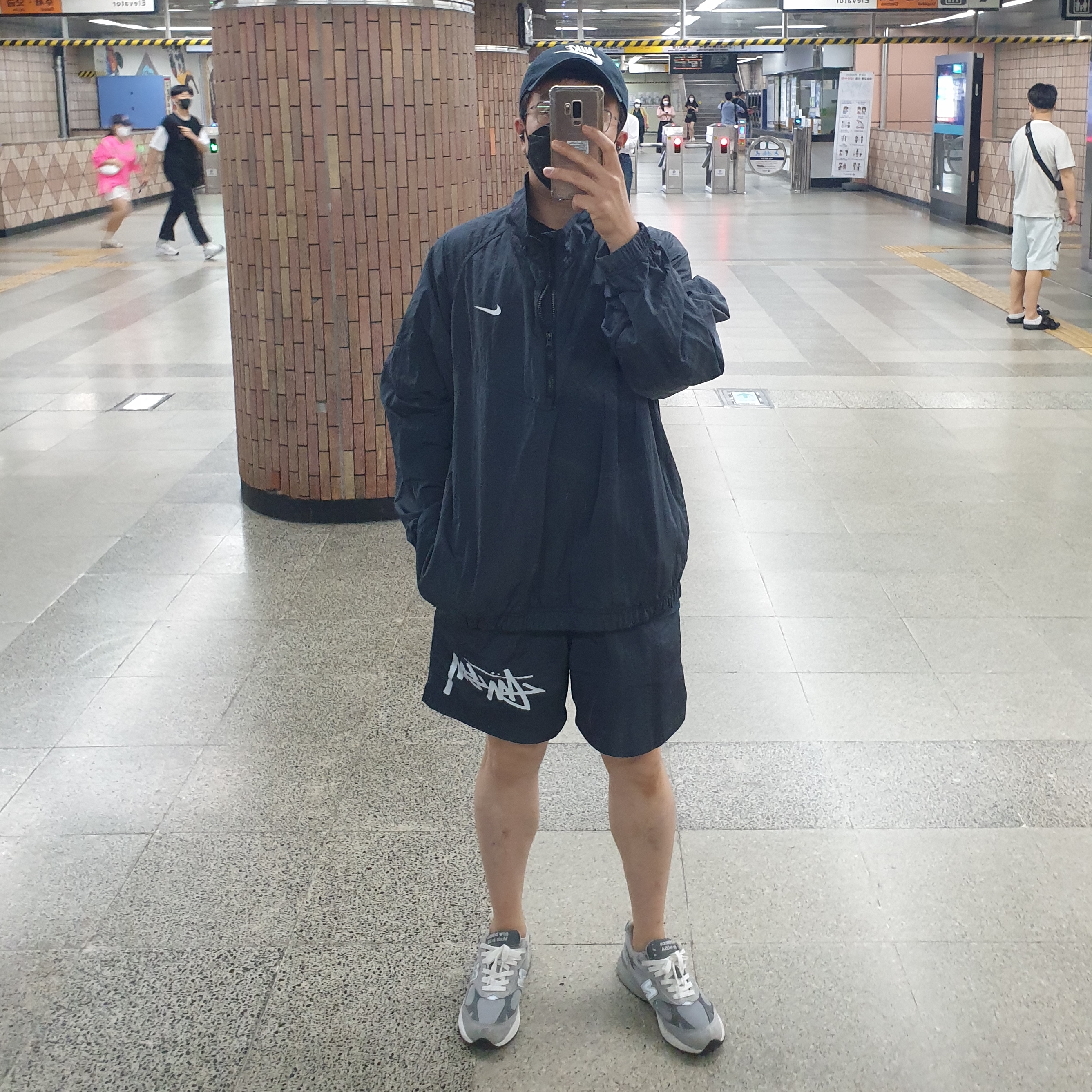 Nike x Stussy Windrunner Jacket Off Noir, Nike x Stussy Water Shorts Off Noir 착용 스타일 - 2
