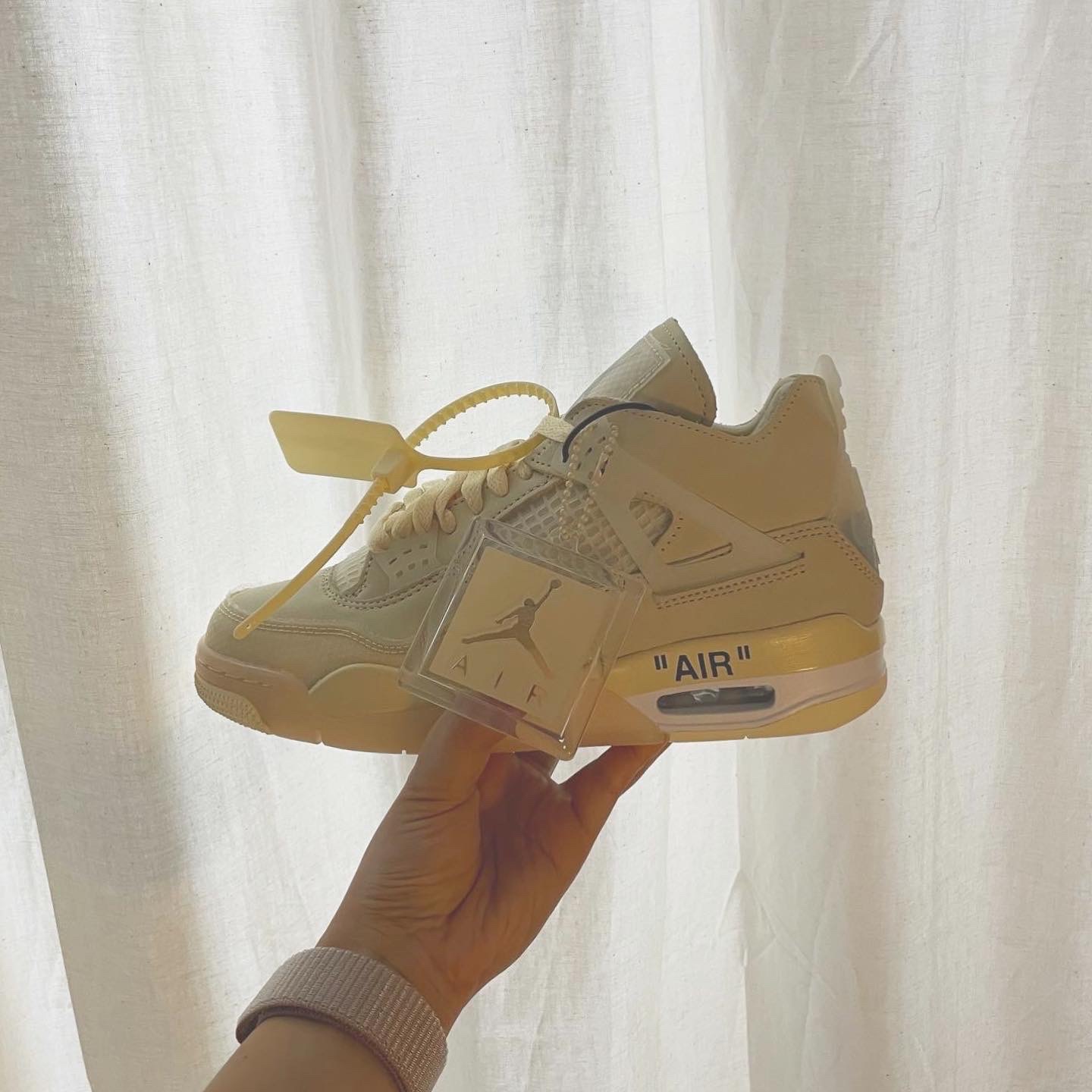 (W) Jordan 4 x Off-White Retro SP Sail 착용 스타일