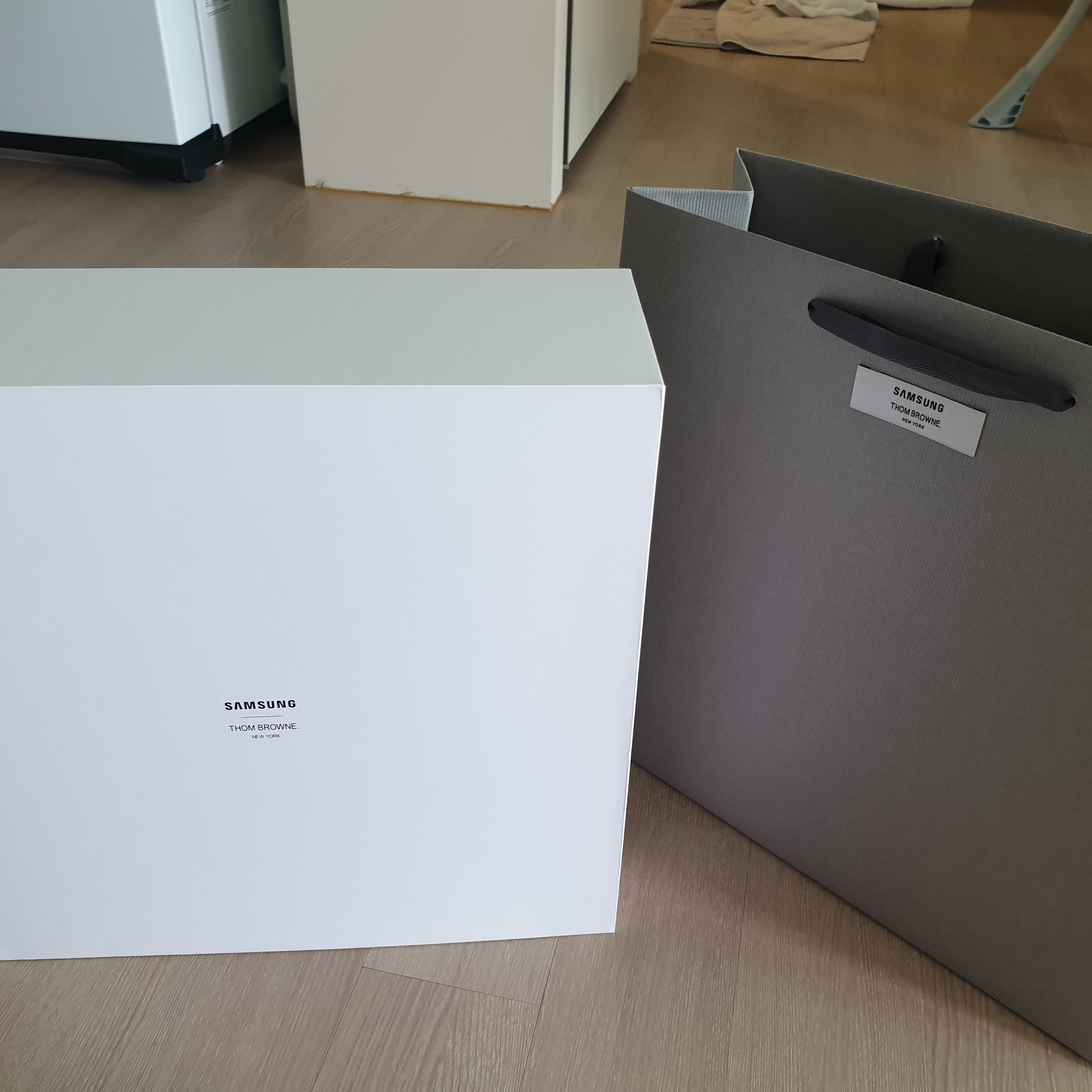 Samsung Galaxy Z Flip3 Thom Browne Edition (Korean Ver.) 착용 스타일 - 2
