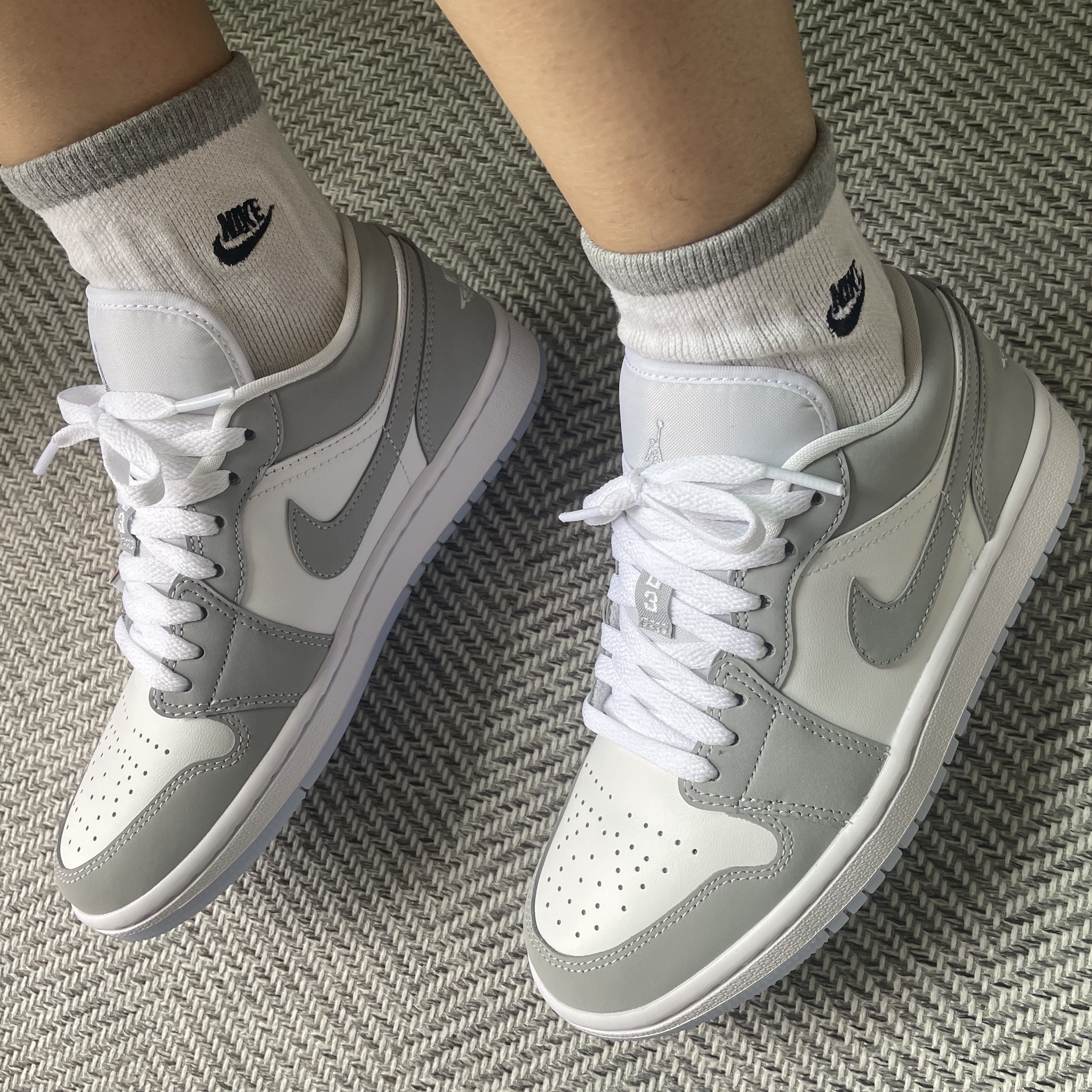 (W) Jordan 1 Low White Wolf Grey 착용 스타일 - 1