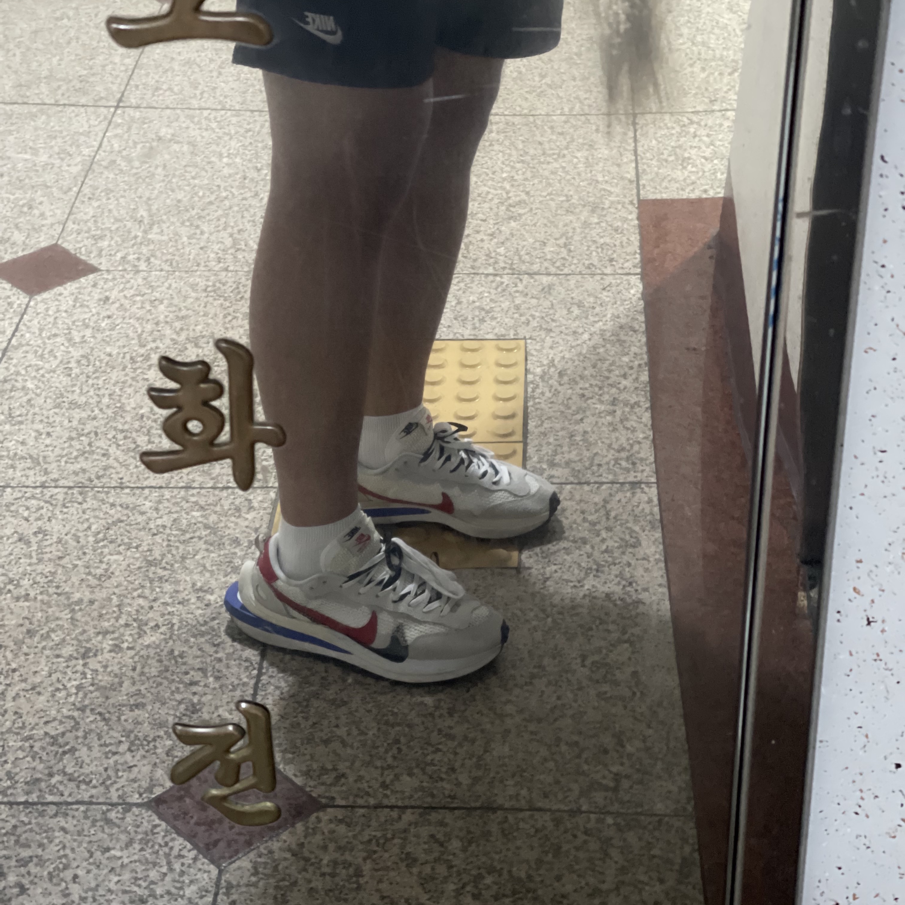 Nike x Sacai VaporWaffle Royal Fuchsia 착용 스타일