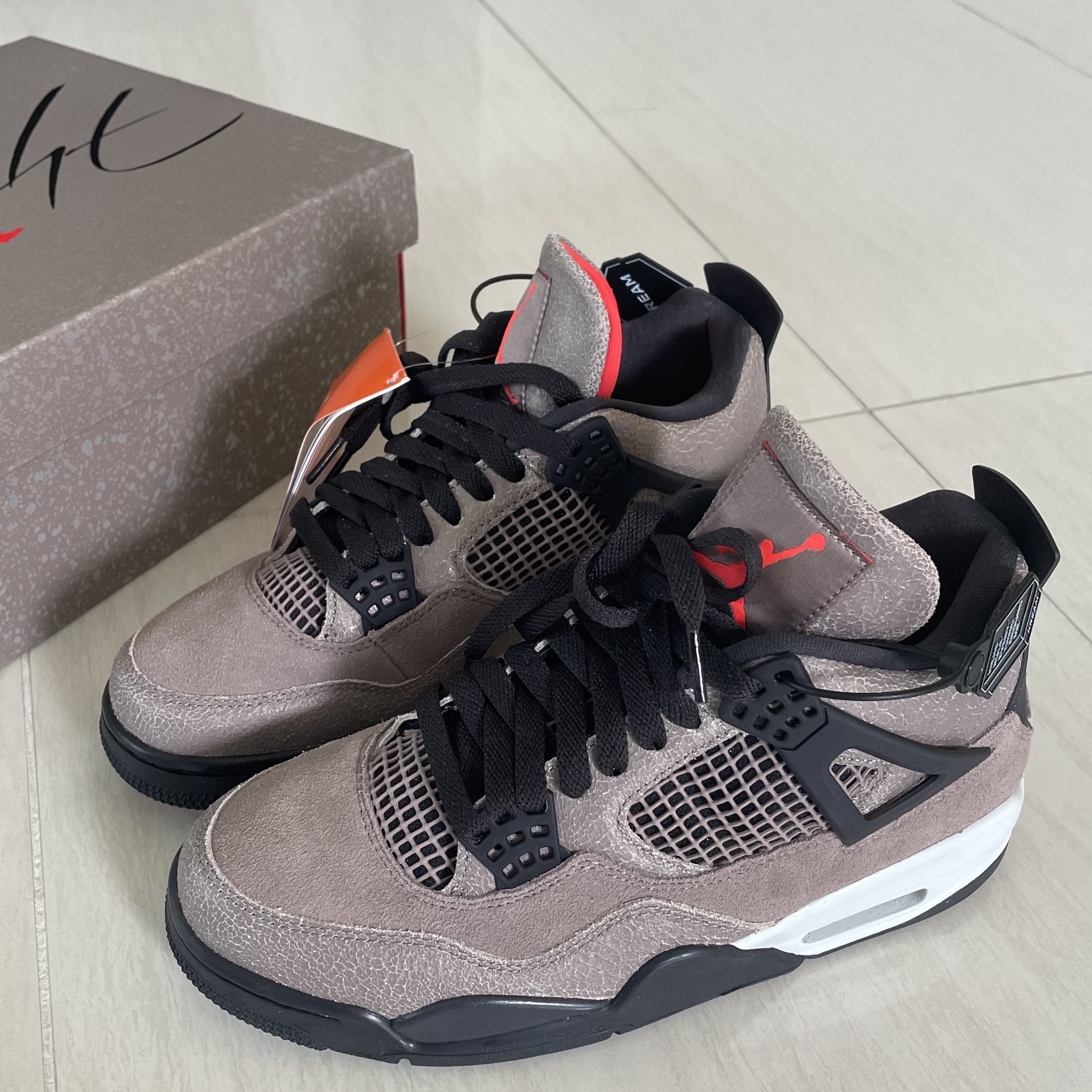 Jordan 4 Retro Taupe Haze 착용 스타일