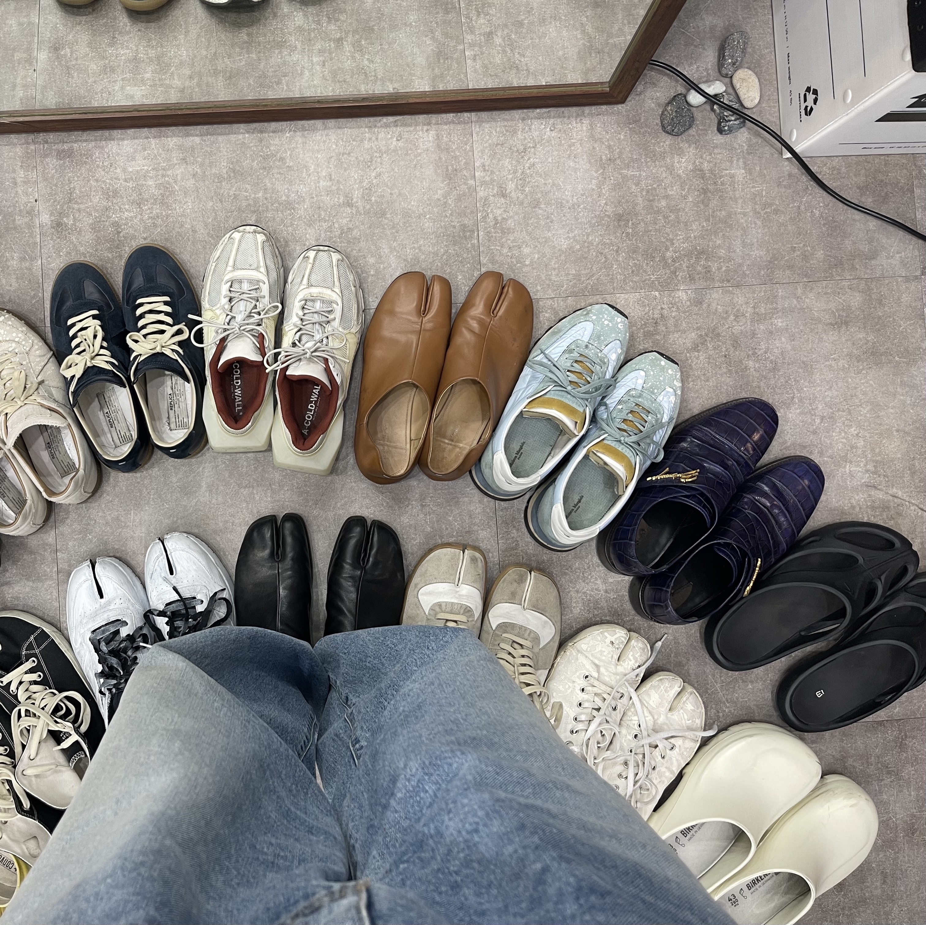 Maison Margiela Tabi High Top Replica Sneakers, Maison Margiela Tabi Paint Drop Sneakers White 착용 스타일 - 2
