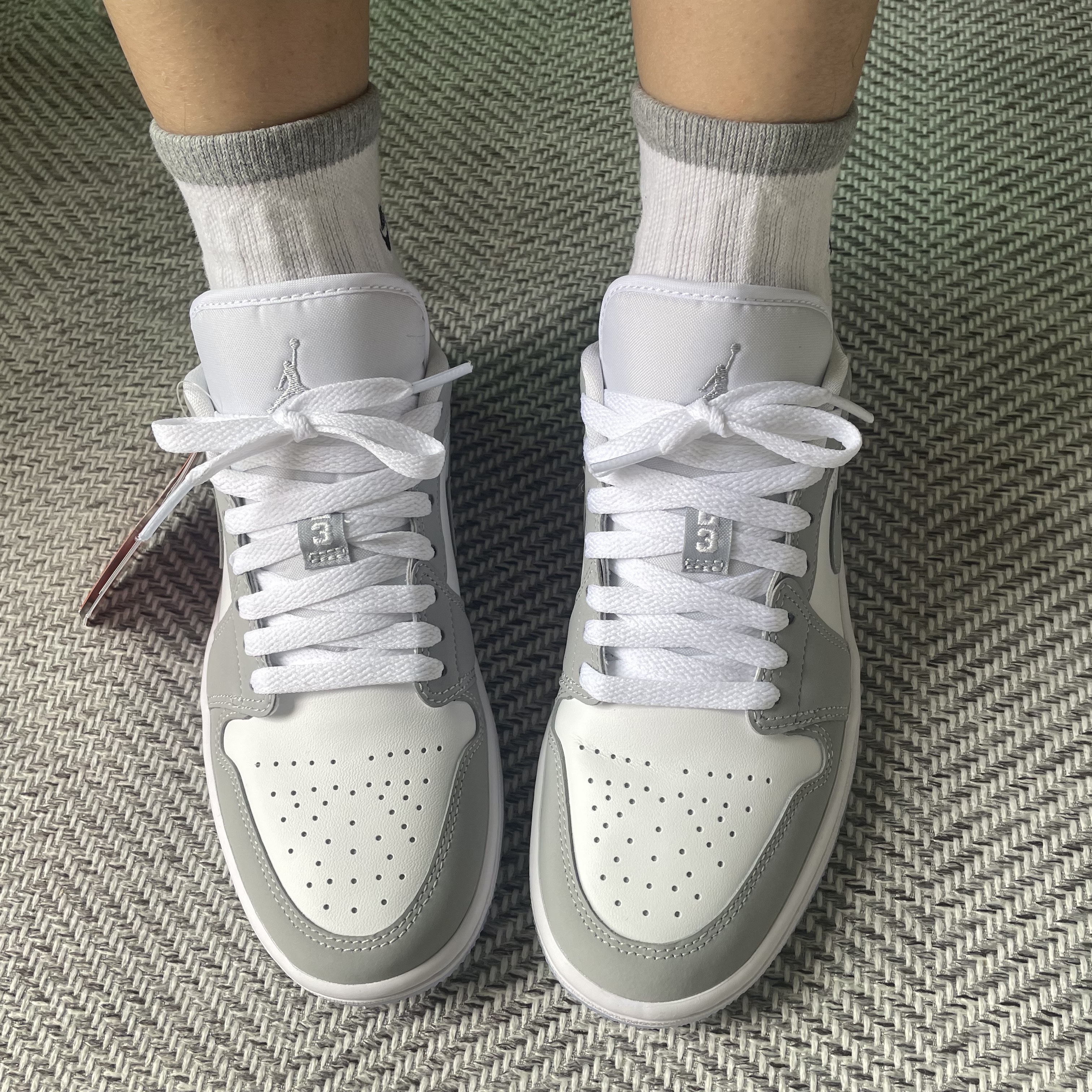 (W) Jordan 1 Low White Wolf Grey 착용 스타일 - 2
