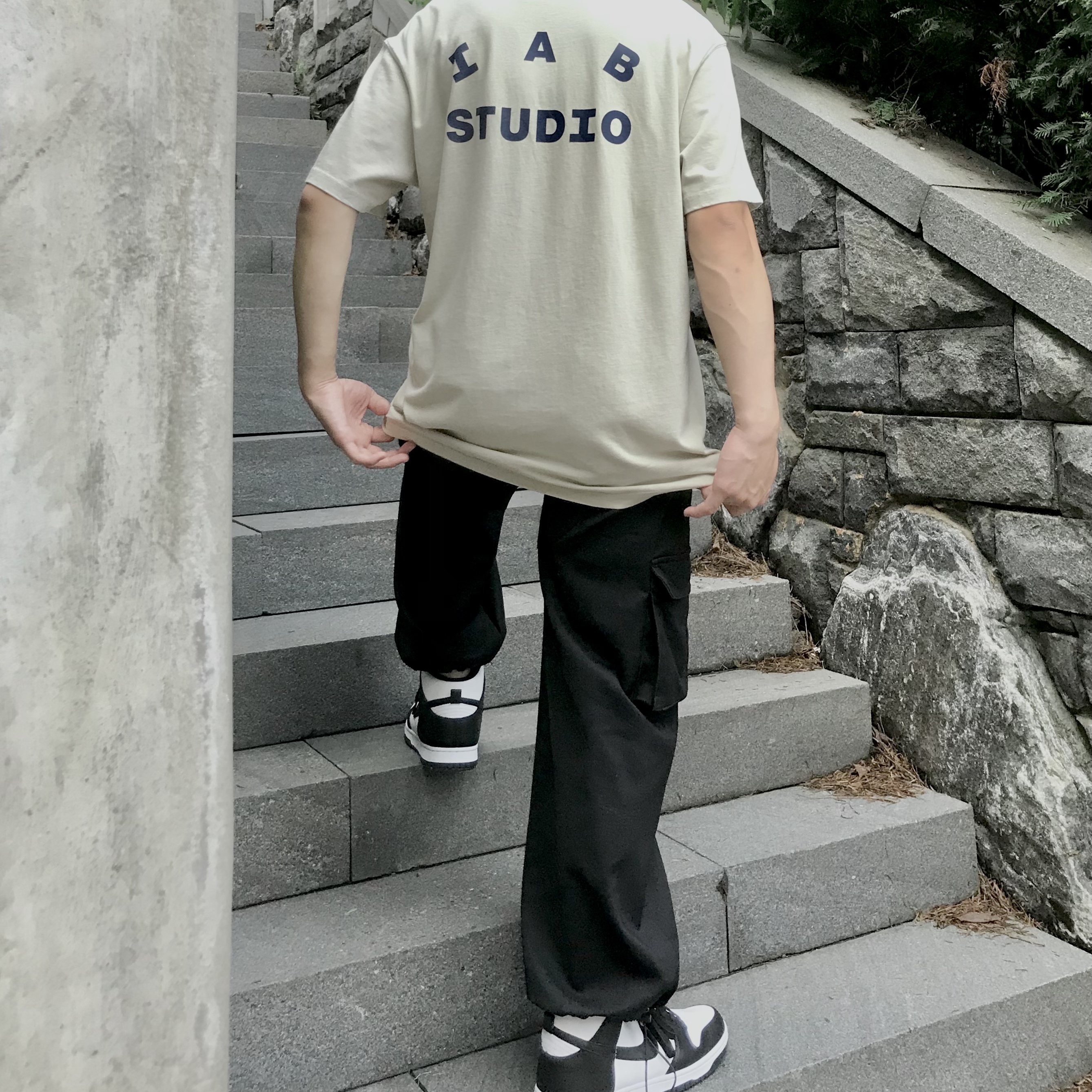 IAB Studio Pigment T-Shirt Oatmeal, Nike Dunk High Retro Black and White 착용 스타일