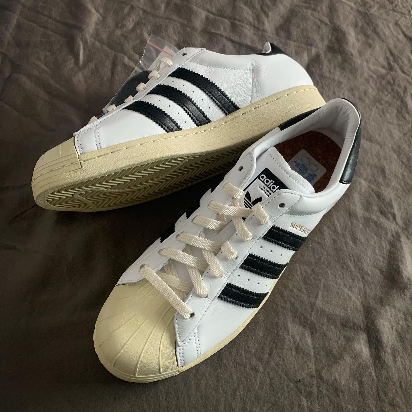 Adidas Superstar Premium White Black 착용 스타일 - 1