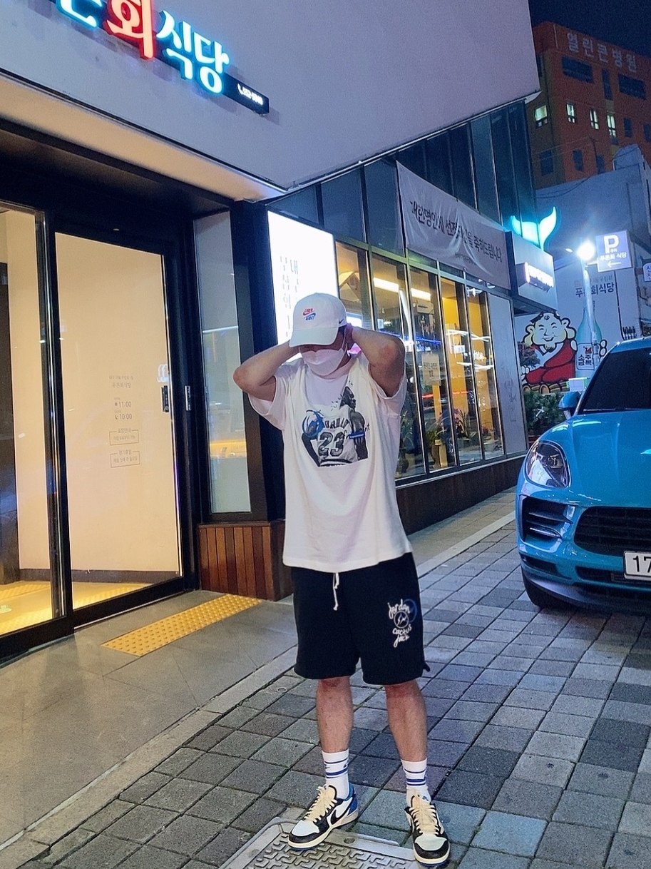 Jordan 1 x Travis Scott x Fragment Retro Low OG SP Military Blue, Jordan x Travis Scott x Fragment T-Shirt Sail (DJ0619-133) 착용 스타일
