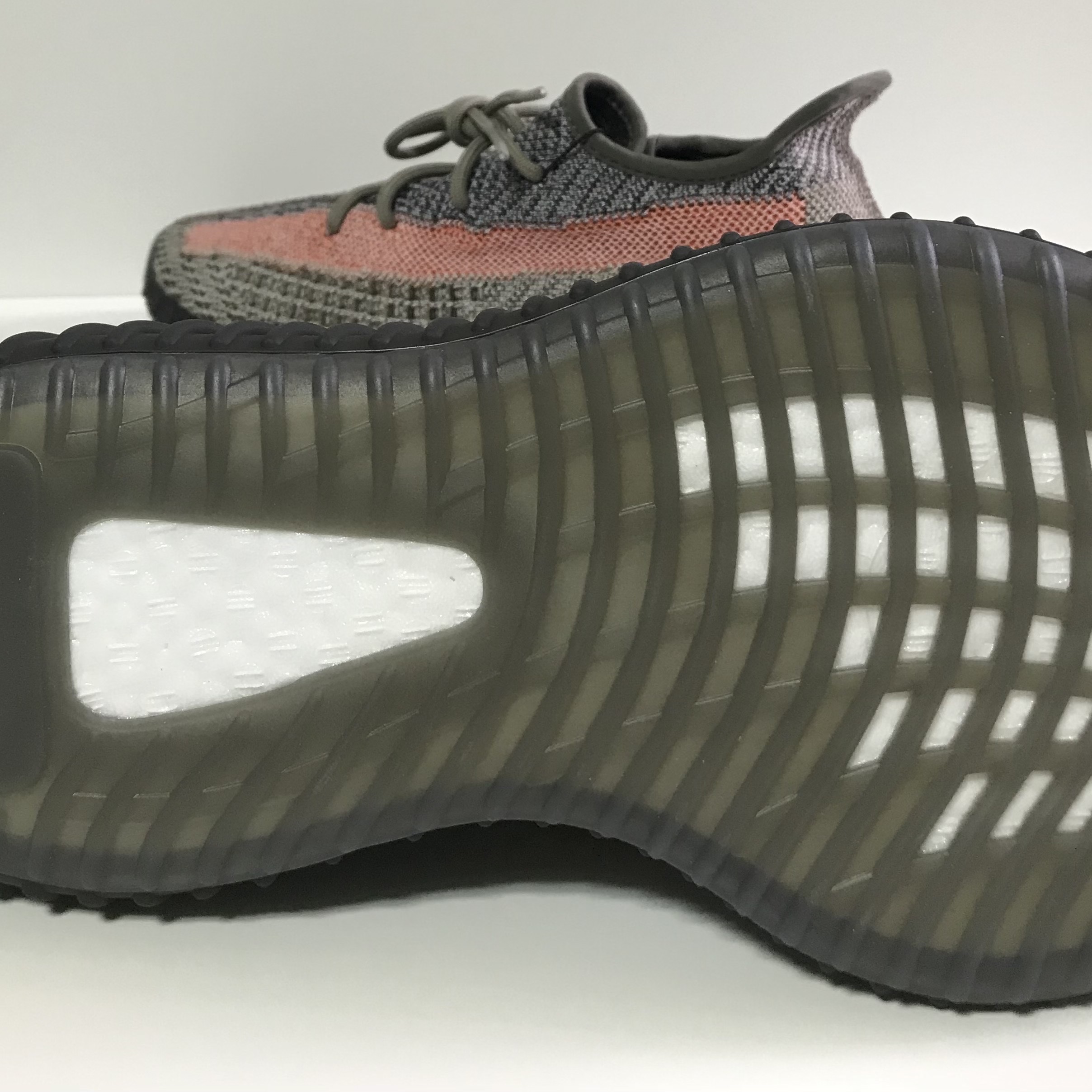 Adidas Yeezy Boost 350 V2 Ash Stone 착용 스타일 - 2