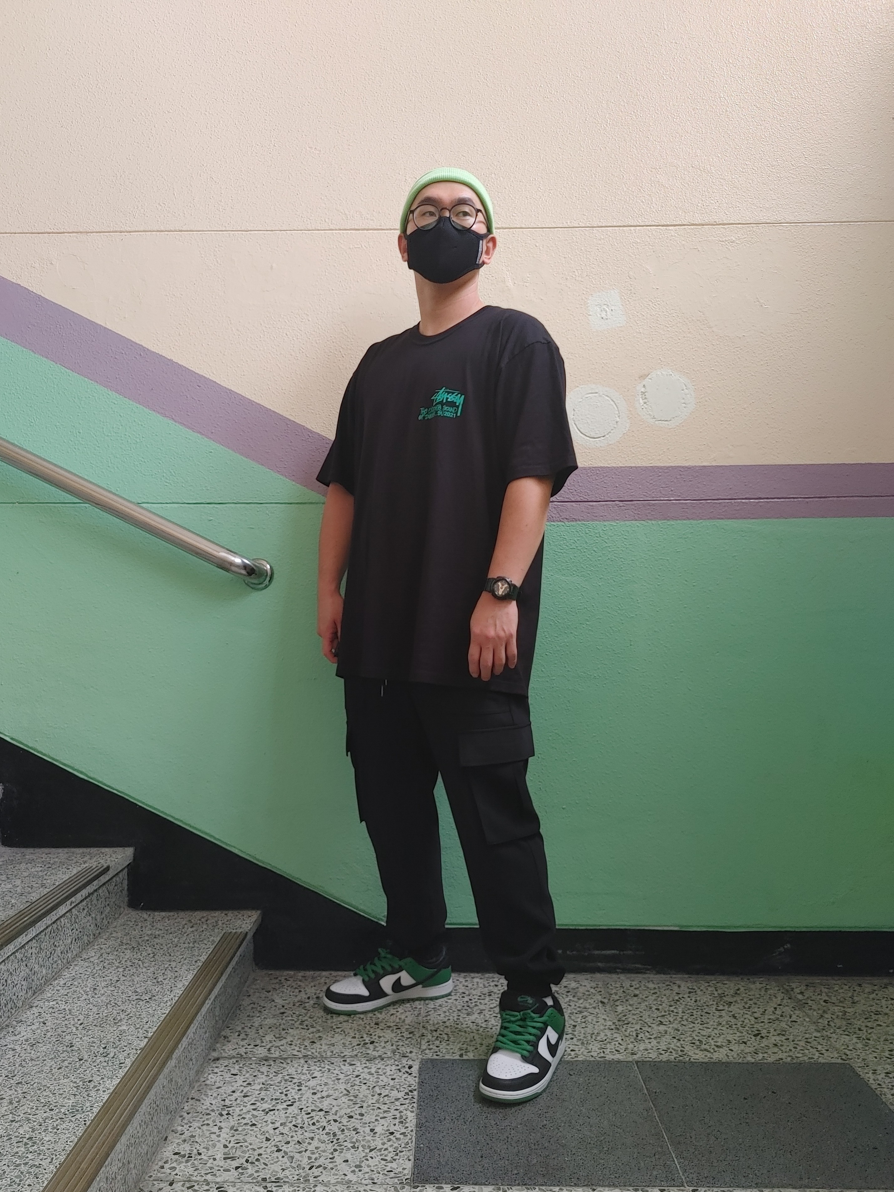 Nike SB Dunk Low Pro Black and Classic Green, Stussy Sound of Summer T-Shirt Black 착용 스타일
