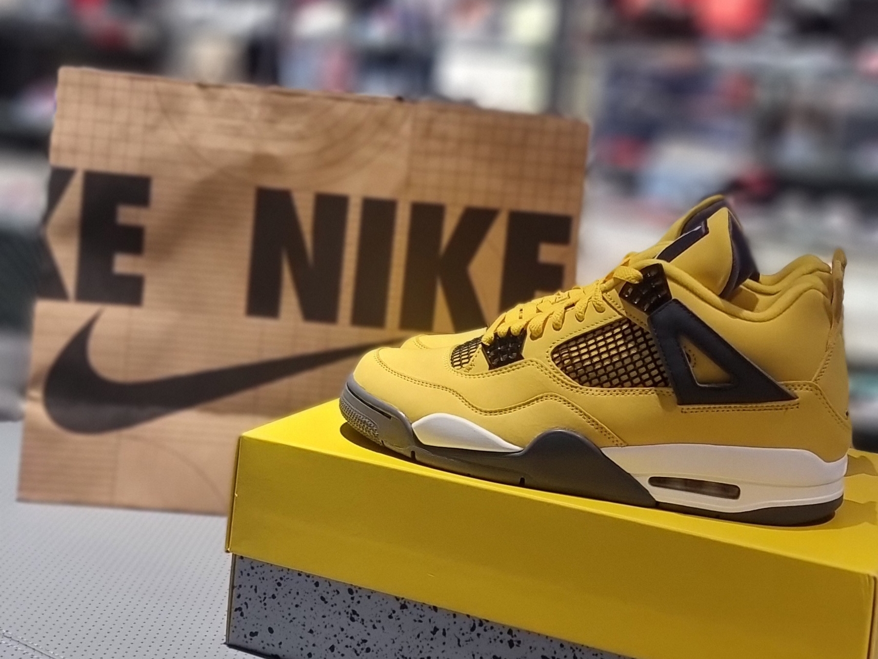 Jordan 4 Retro Tour Yellow 착용 스타일
