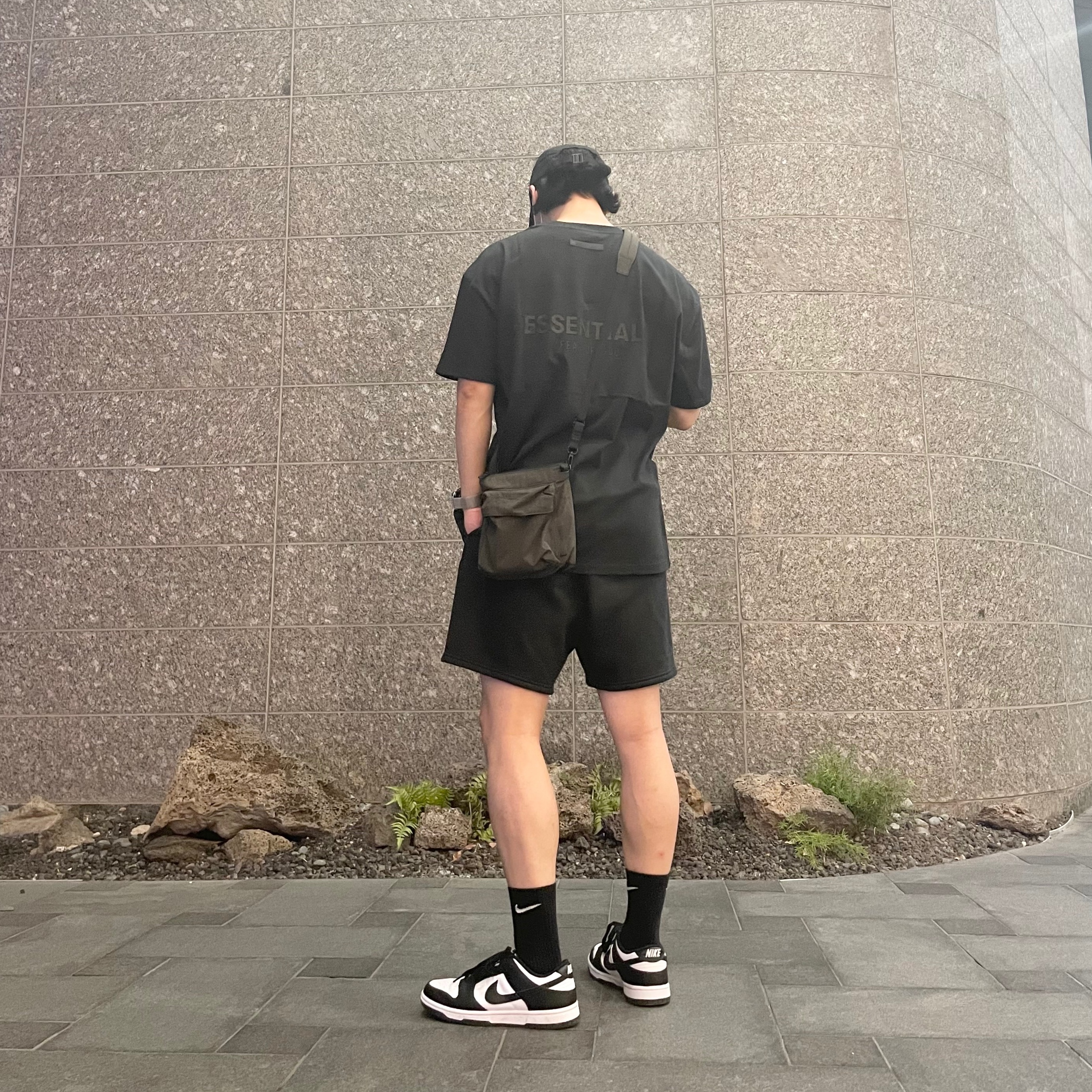 Essentials Sweatshorts Black - 21SS, Essentials T-Shirt Black - 21SS 착용 스타일 - 1