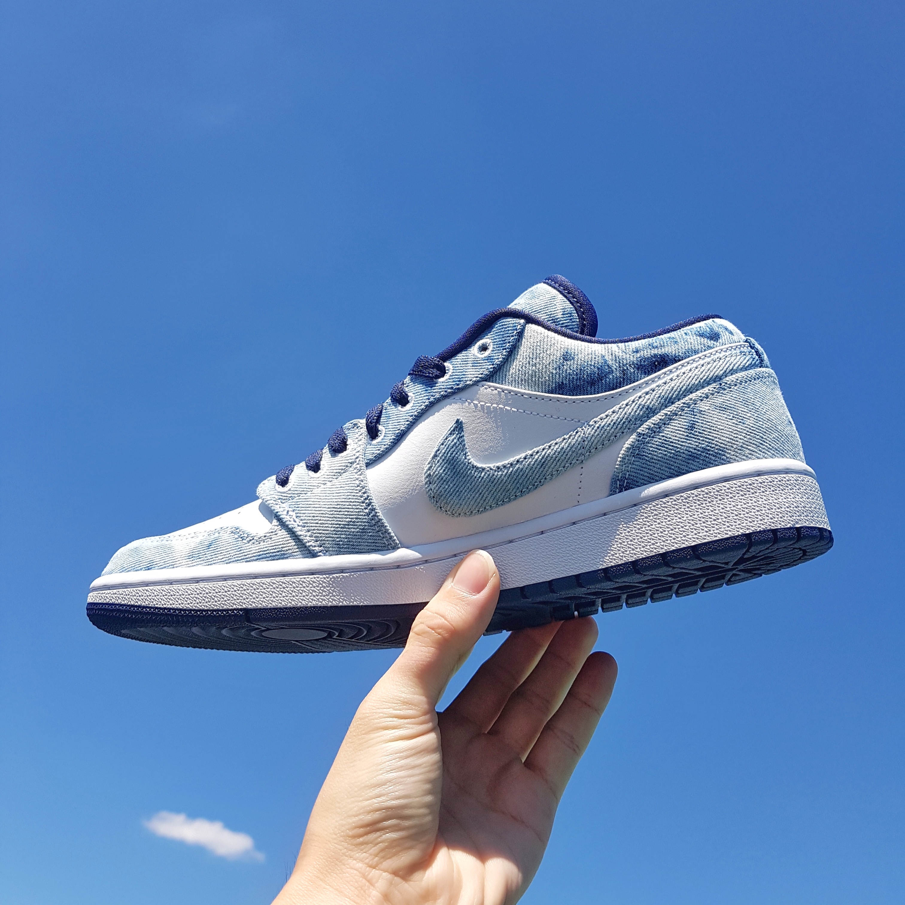 Jordan 1 Low SE Washed Denim 착용 스타일 - 2