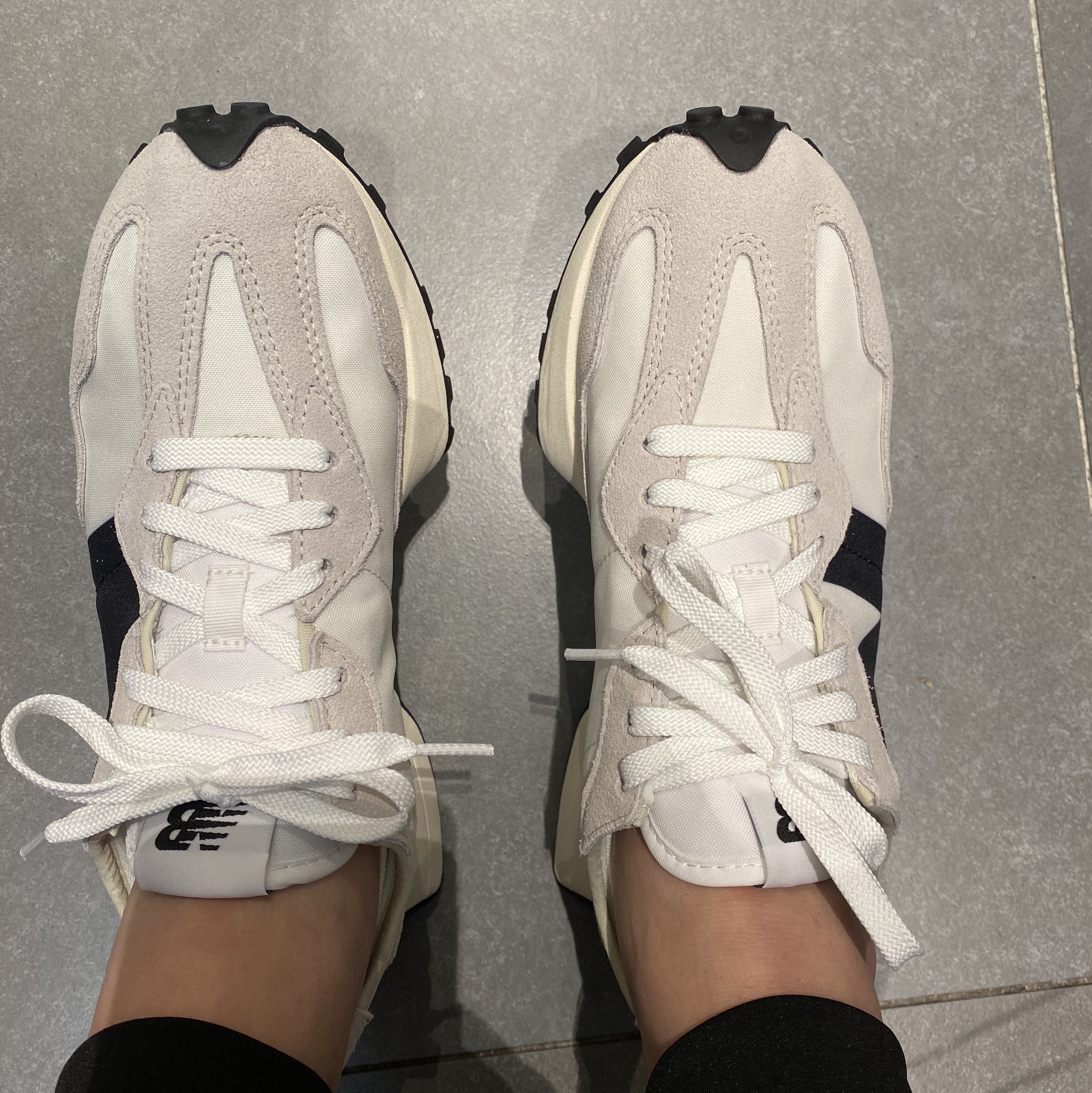 New Balance 327 White Black 착용 스타일 - 1