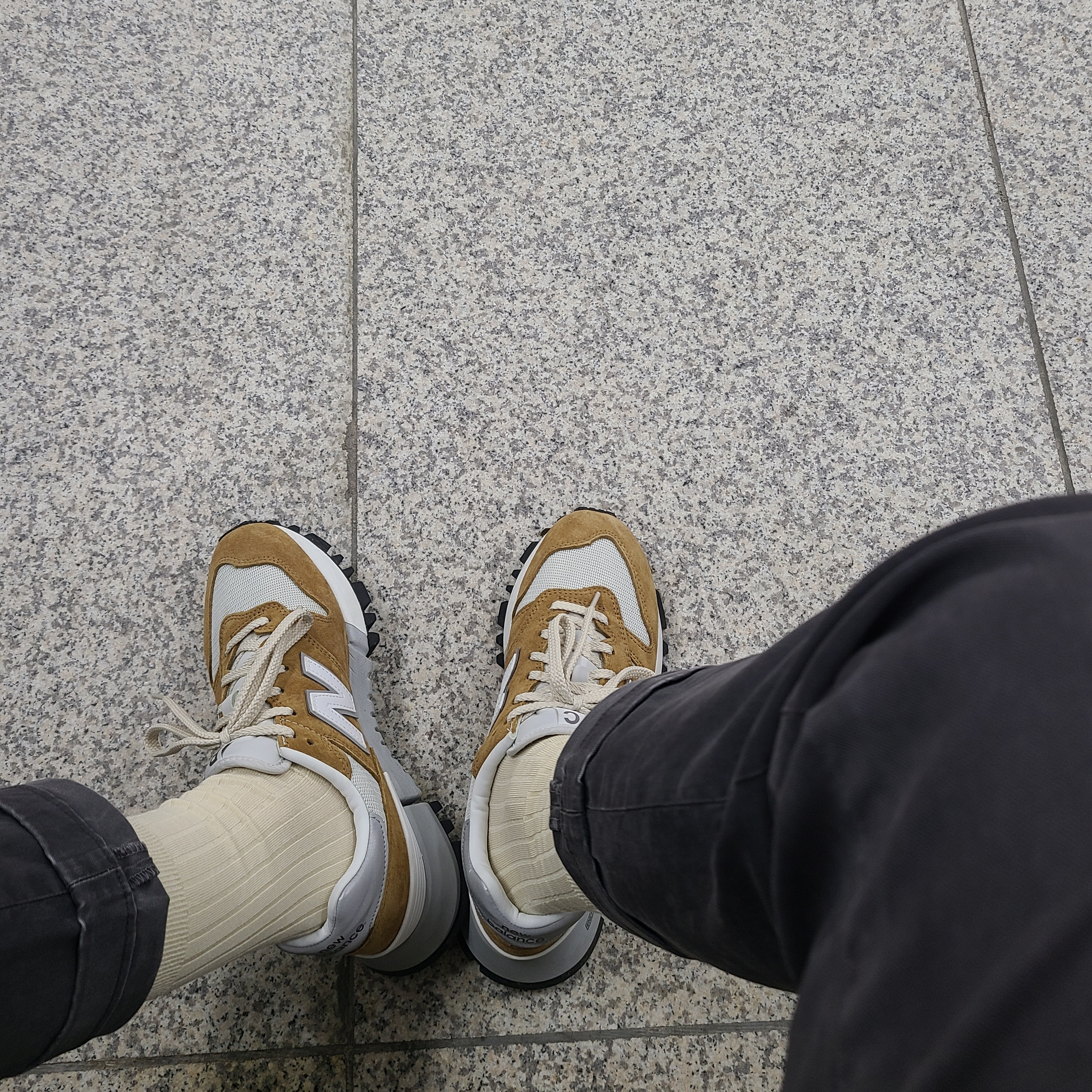 New Balance R_C 1300 Workwear Brown 착용 스타일 - 4