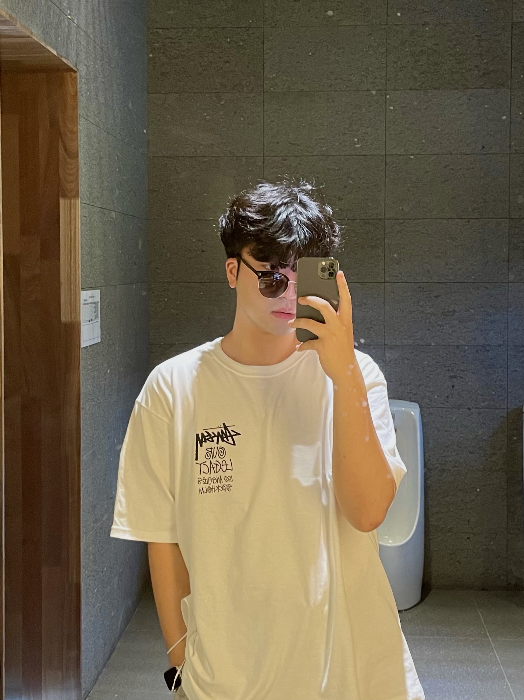 Adidas Yeezy Foam RNNR Sand, Stussy x Our Legacy Surfman T-Shirt White - 21SS 착용 스타일 - 2