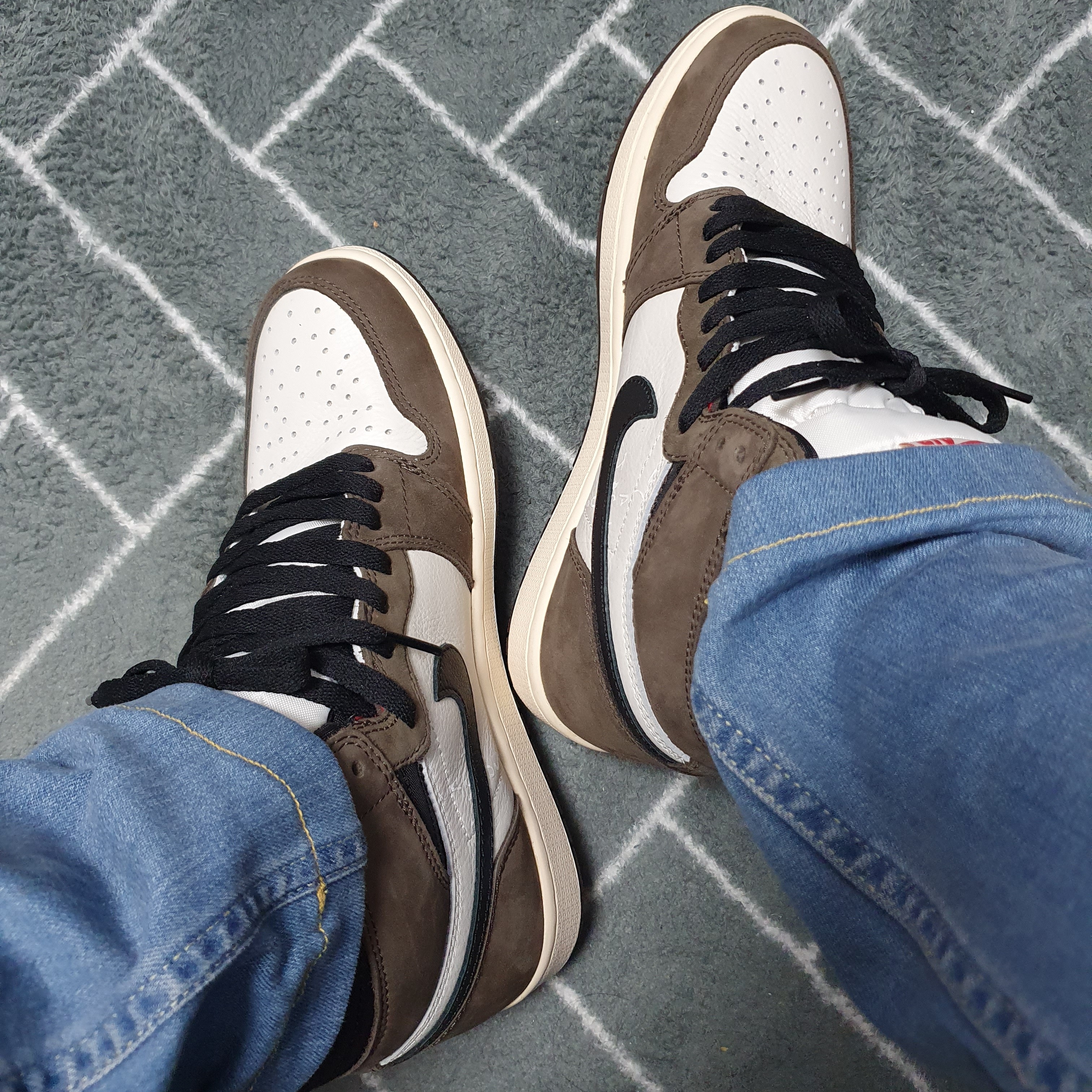 Jordan 1 x Travis Scott Retro High OG SP Mocha 착용 스타일 - 1
