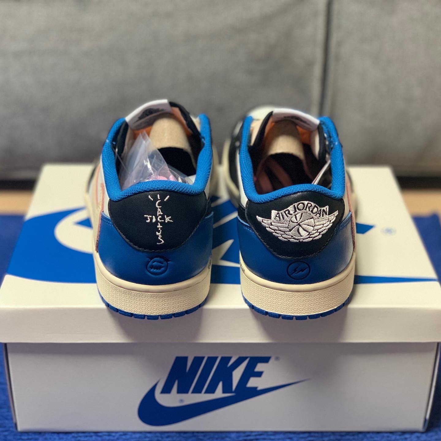 Jordan 1 x Travis Scott x Fragment Retro Low OG SP Military Blue 착용 스타일 - 4