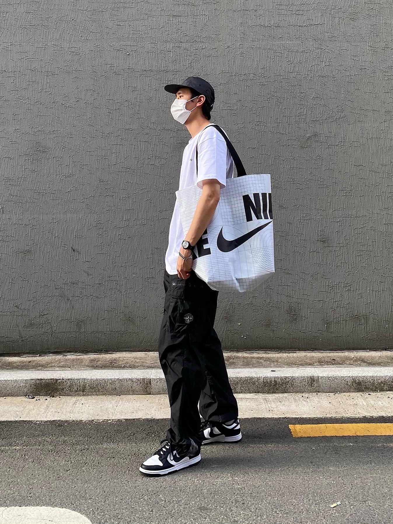 Supreme x Stone Island Painted Camo Nylon Cargo Pants Black - 20FW, Nike Dunk Low Retro Black 착용 스타일 - 1