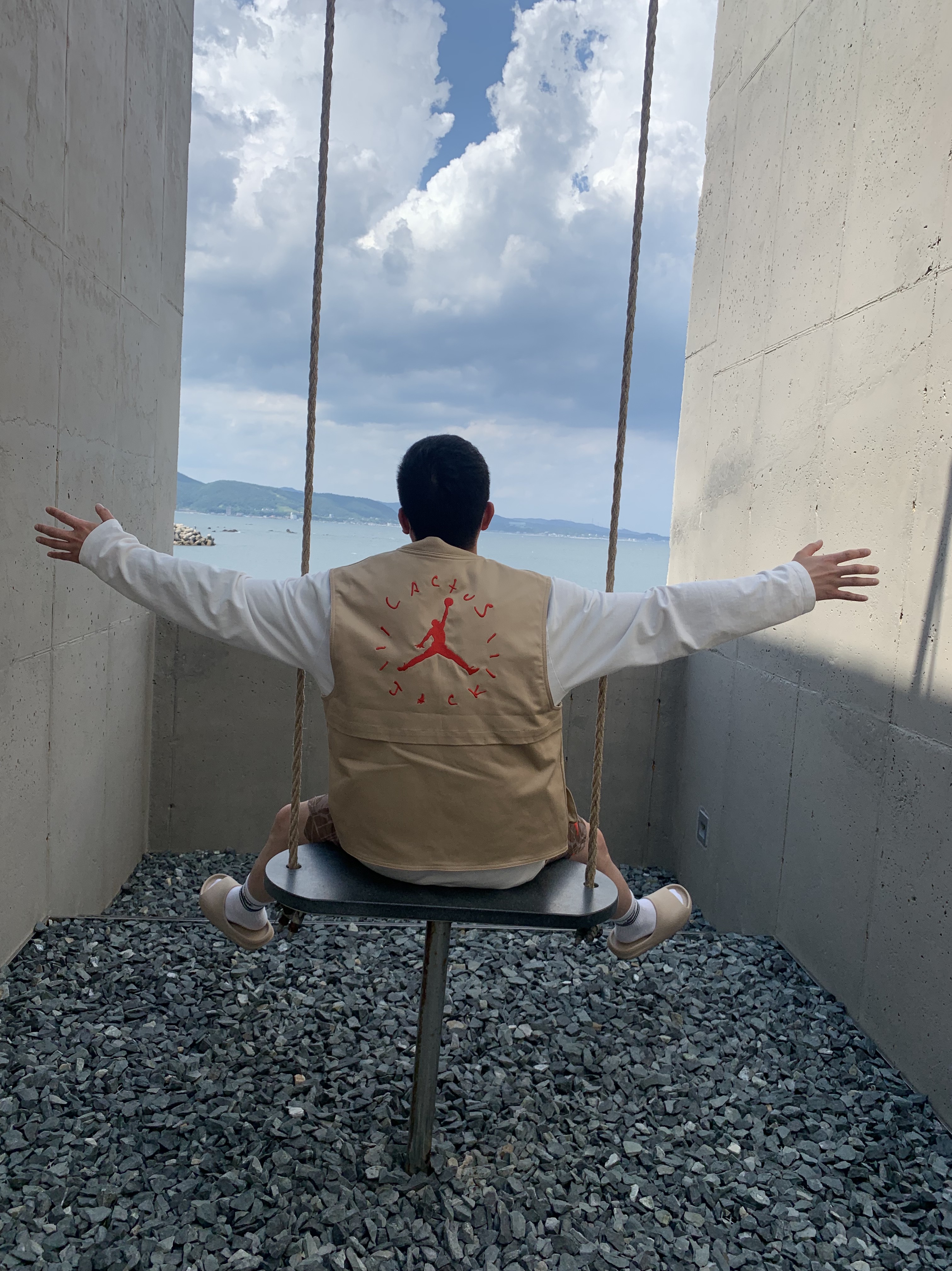Jordan x Travis Scott Utility Vest - Asia, Adidas Yeezy Slide Pure 착용 스타일