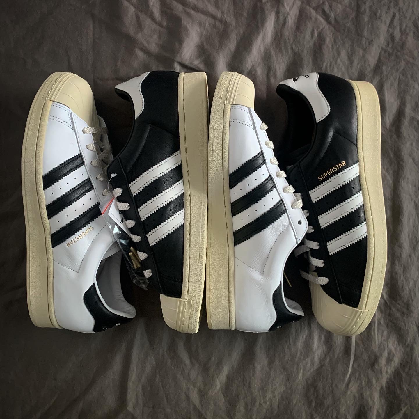 Adidas Superstar Premium White Black 착용 스타일 - 2