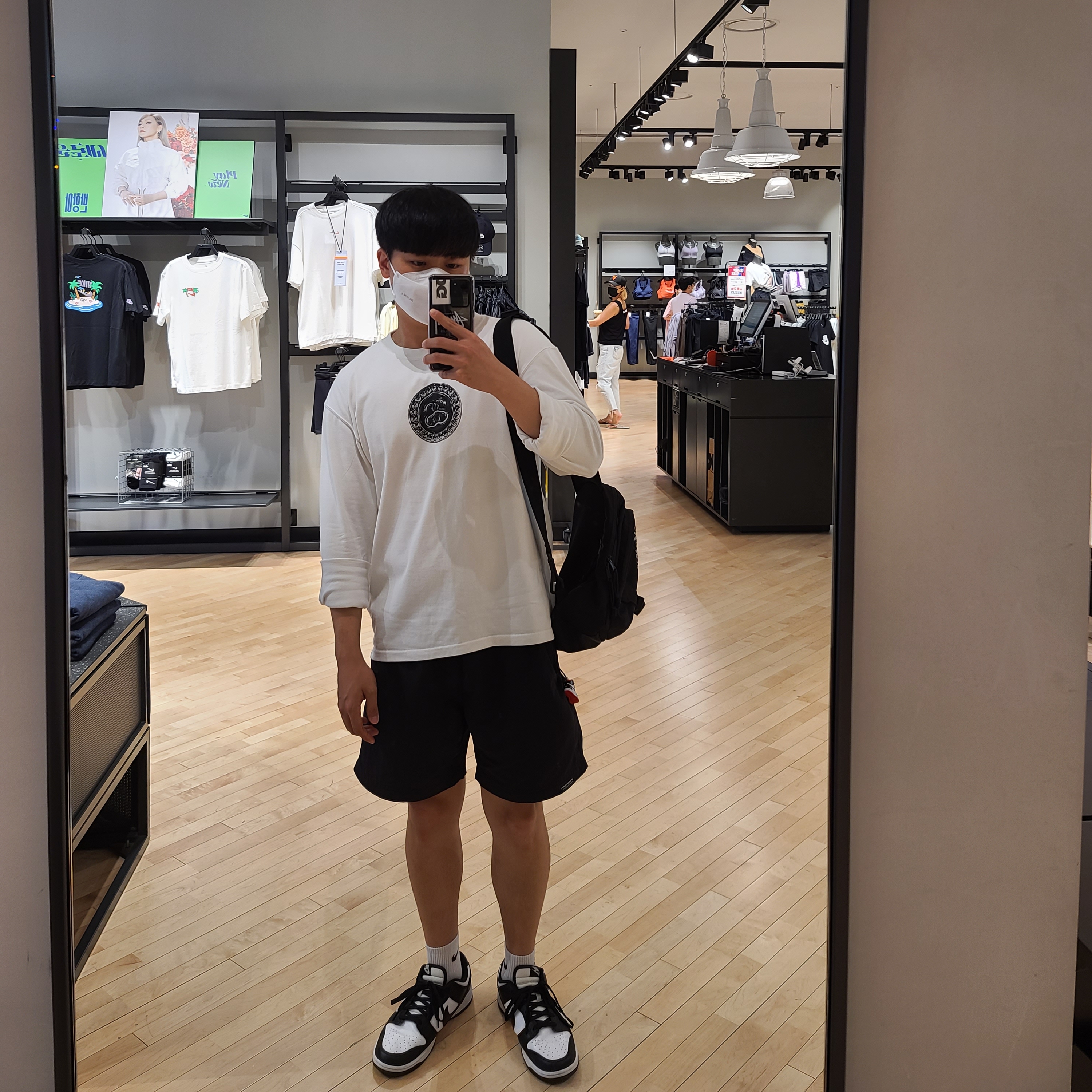 Nike Dunk Low Retro Black, Nike x Stussy Big Swoosh LS T-Shirt White - Asia 착용 스타일