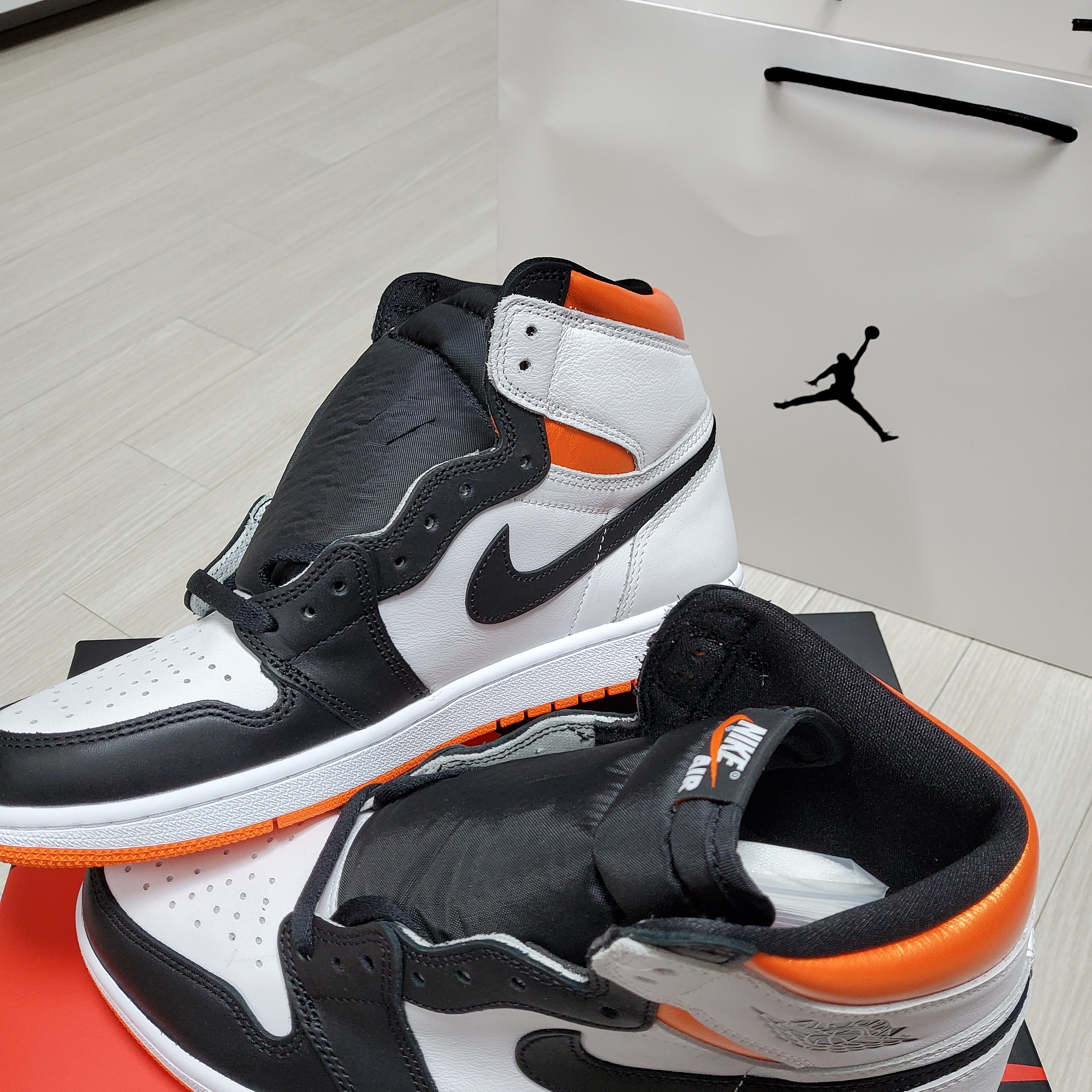 Jordan 1 Retro High OG Electro Orange 착용 스타일