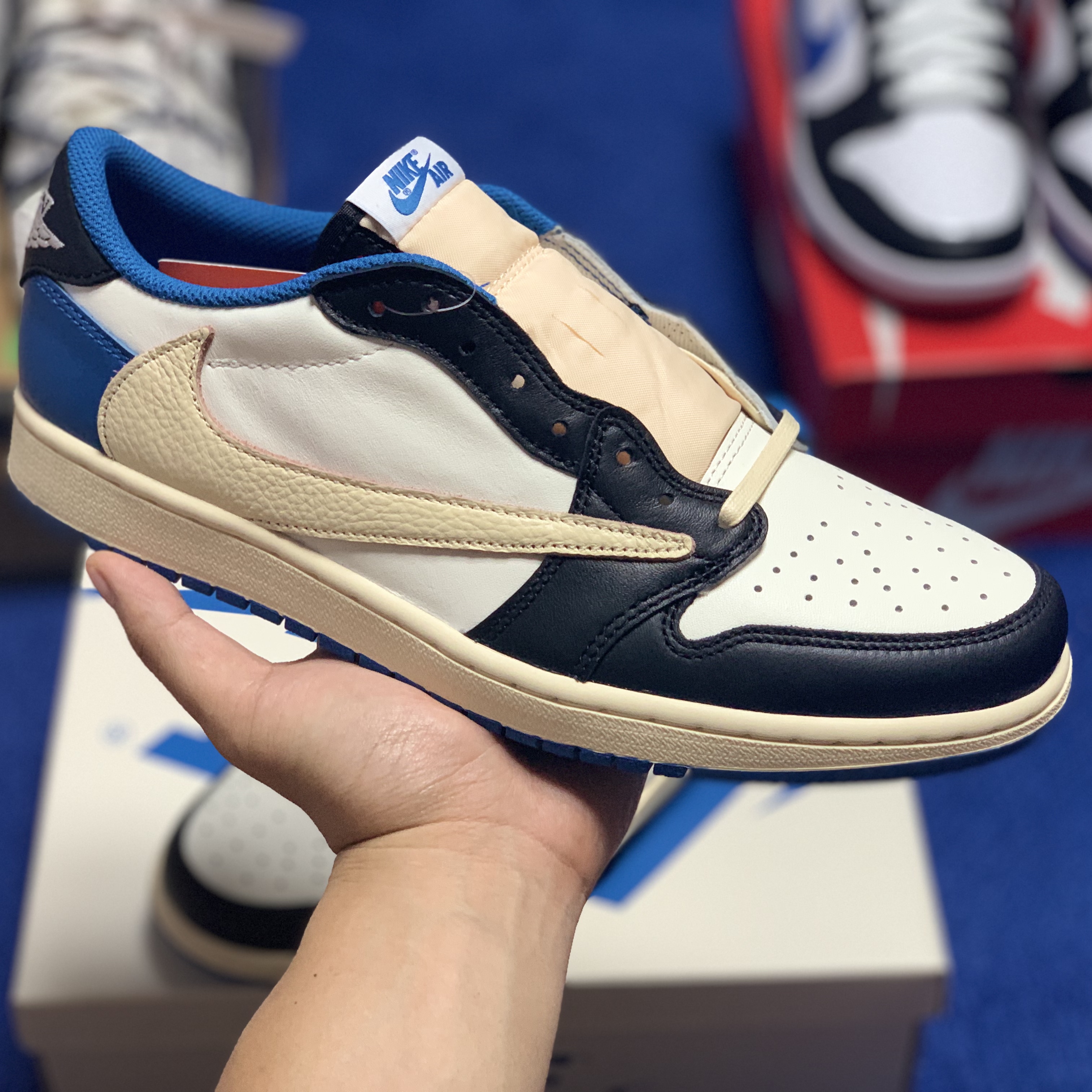 Jordan 1 x Travis Scott x Fragment Retro Low OG SP Military Blue 착용 스타일 - 5