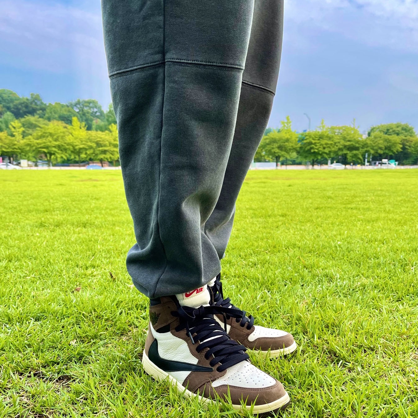 Jordan 1 x Travis Scott Retro High OG SP Mocha, IAB Studio Blocked Pigment Sweatpants Black 착용 스타일 - 2