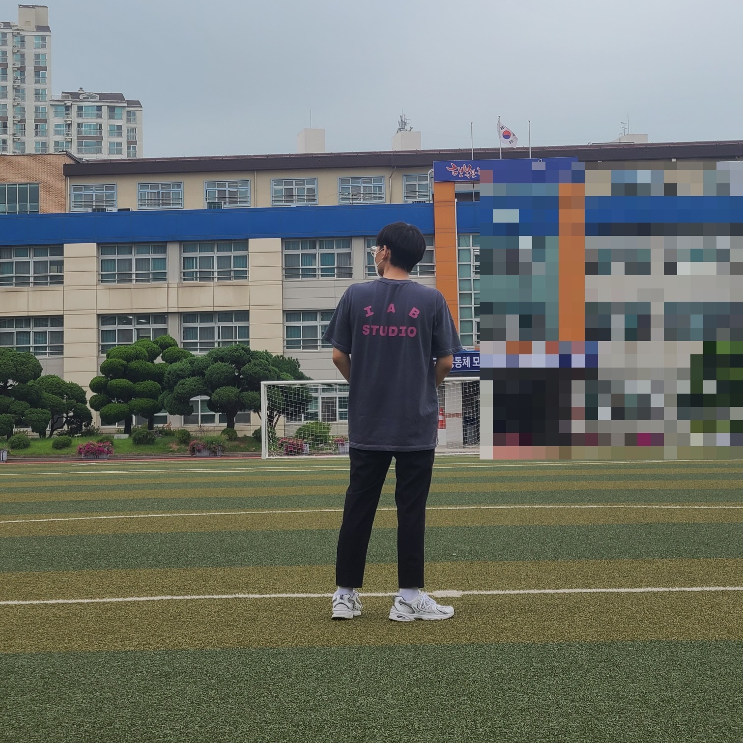 IAB Studio Pigment T-Shirt Magenta, New Balance 530 White 착용 스타일 - 2