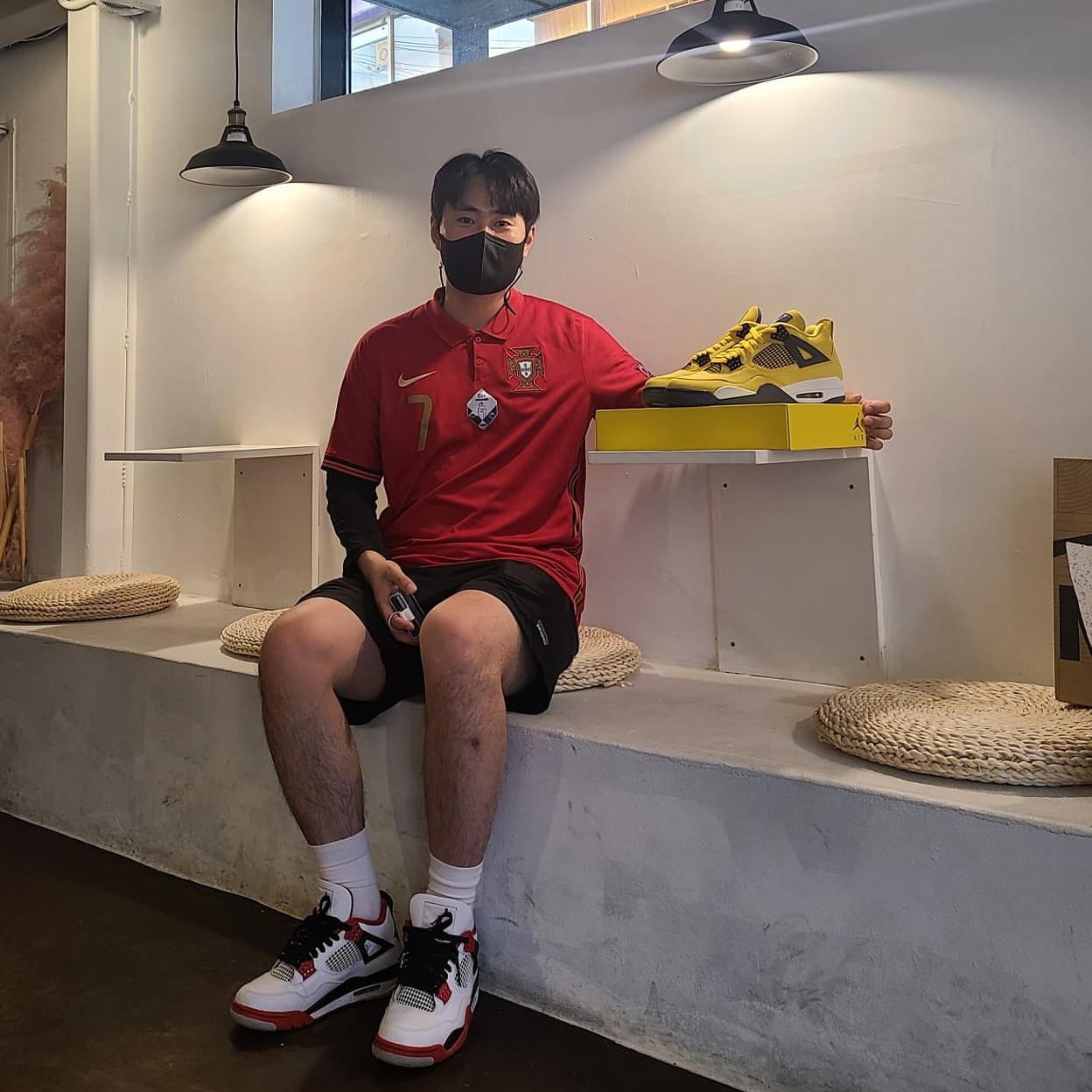 Jordan 4 Retro Tour Yellow, Jordan 4 Retro OG Fire Red 2020 착용 스타일 - 3