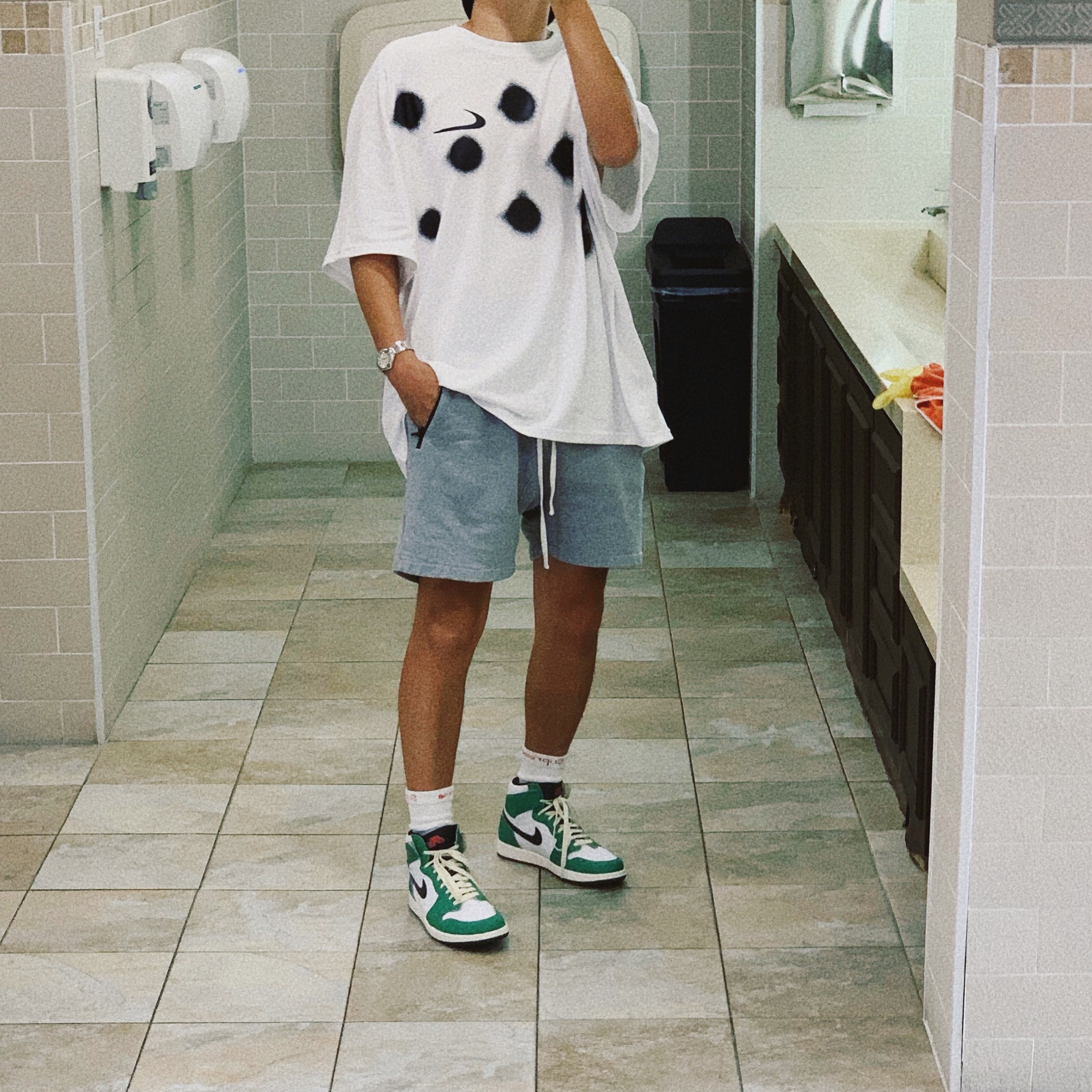 Nike x Off-White NRG Short Sleeve T-Shirt White, (W) Jordan 1 Retro High OG Lucky Green 착용 스타일