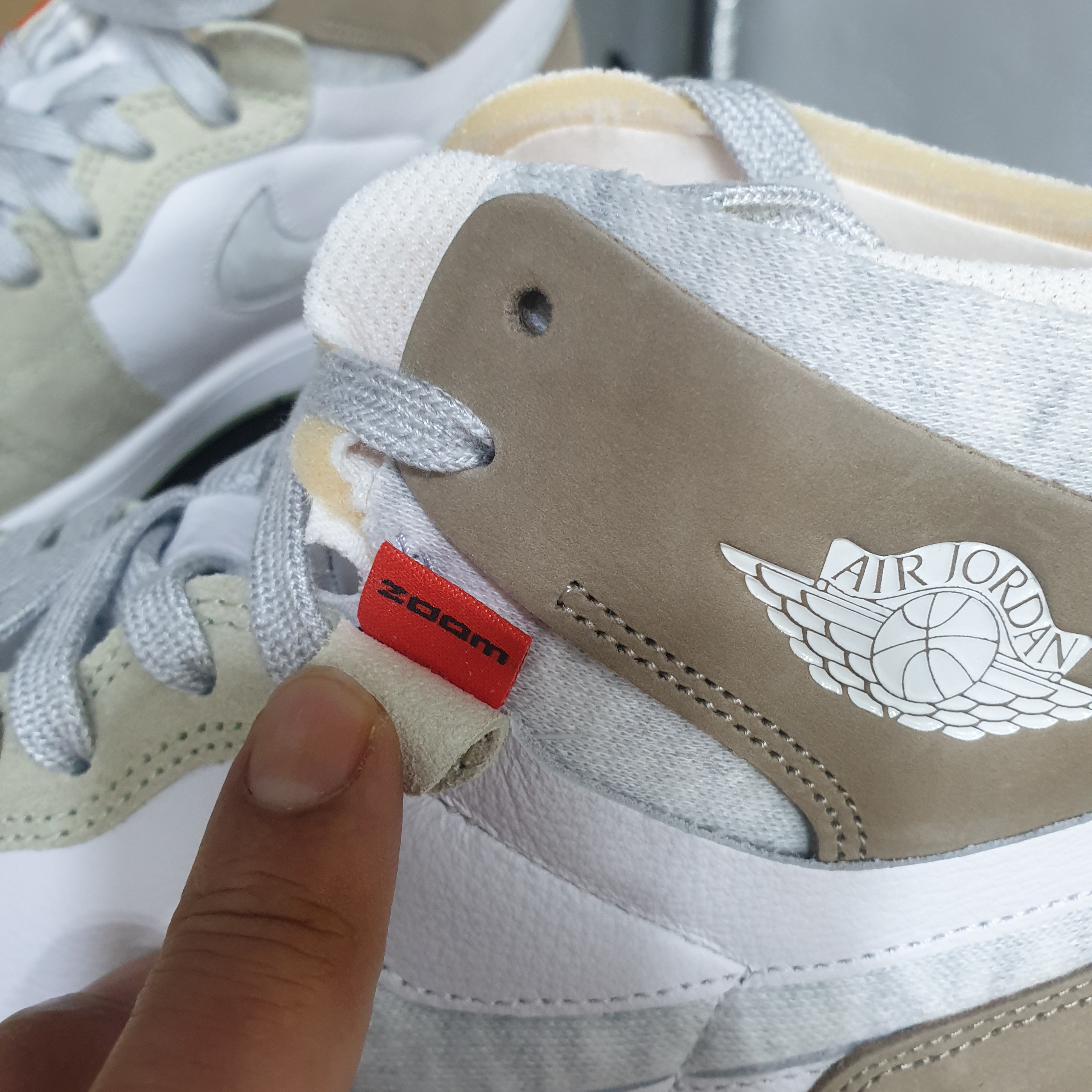 (W) Jordan 1 Zoom Air CMFT Olive Aura 착용 스타일 - 4