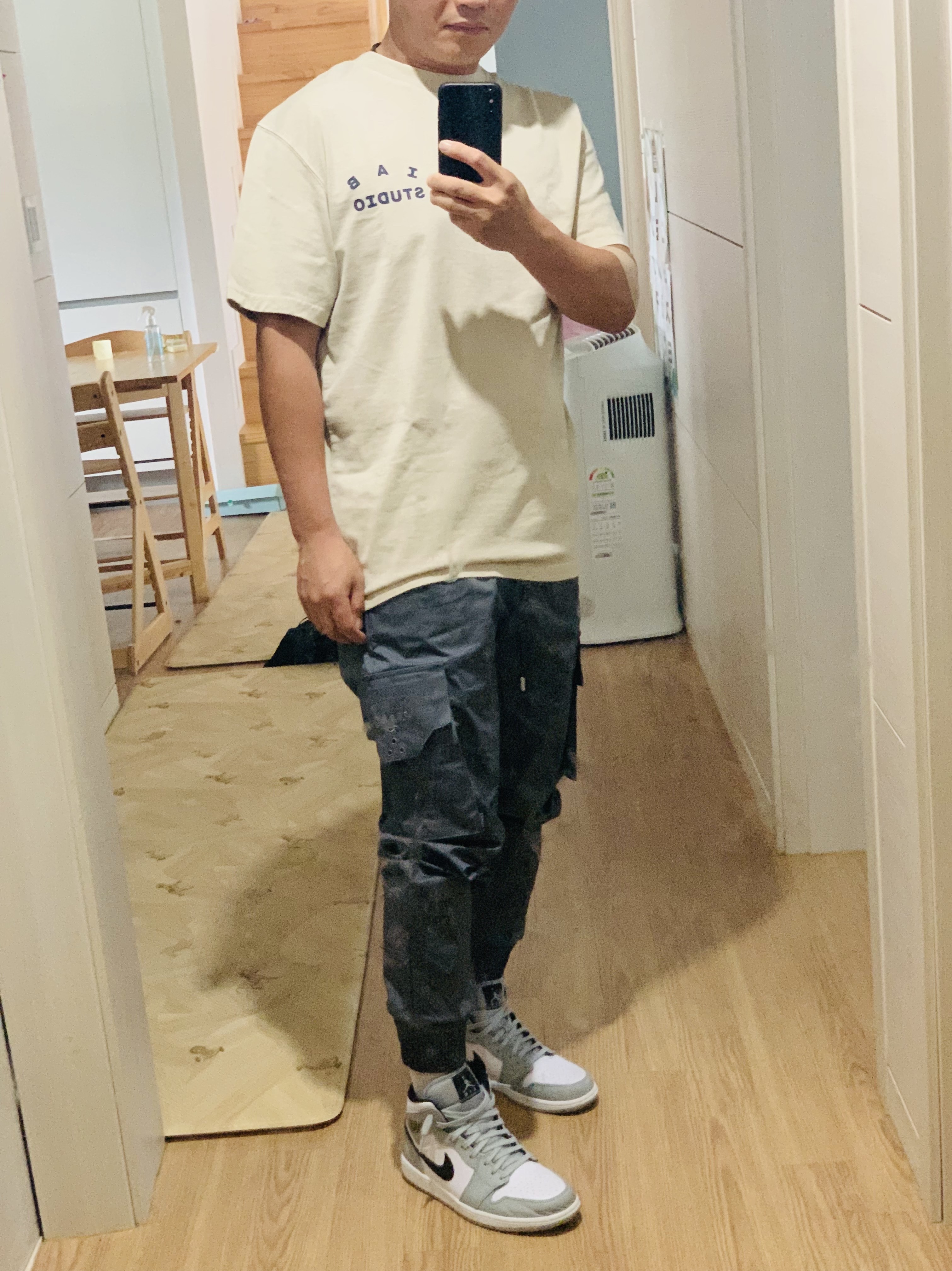 Jordan 1 Mid Light Smoke Grey, IAB Studio Pigment T-Shirt Oatmeal 착용 스타일 - 1