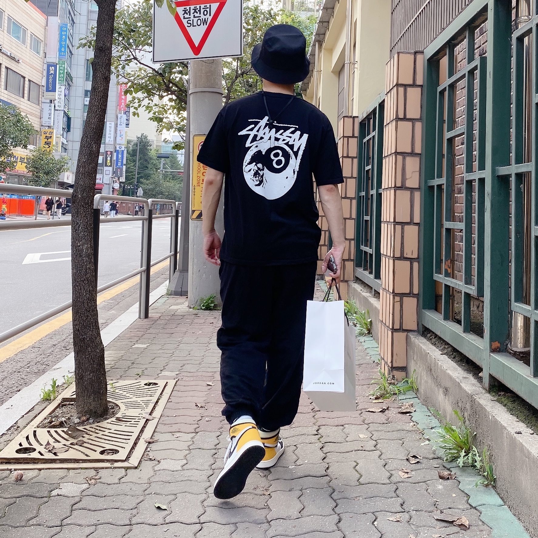 Jordan 1 Retro High OG Volt Gold, Nike x Stussy Bucket Hat Black 착용 스타일