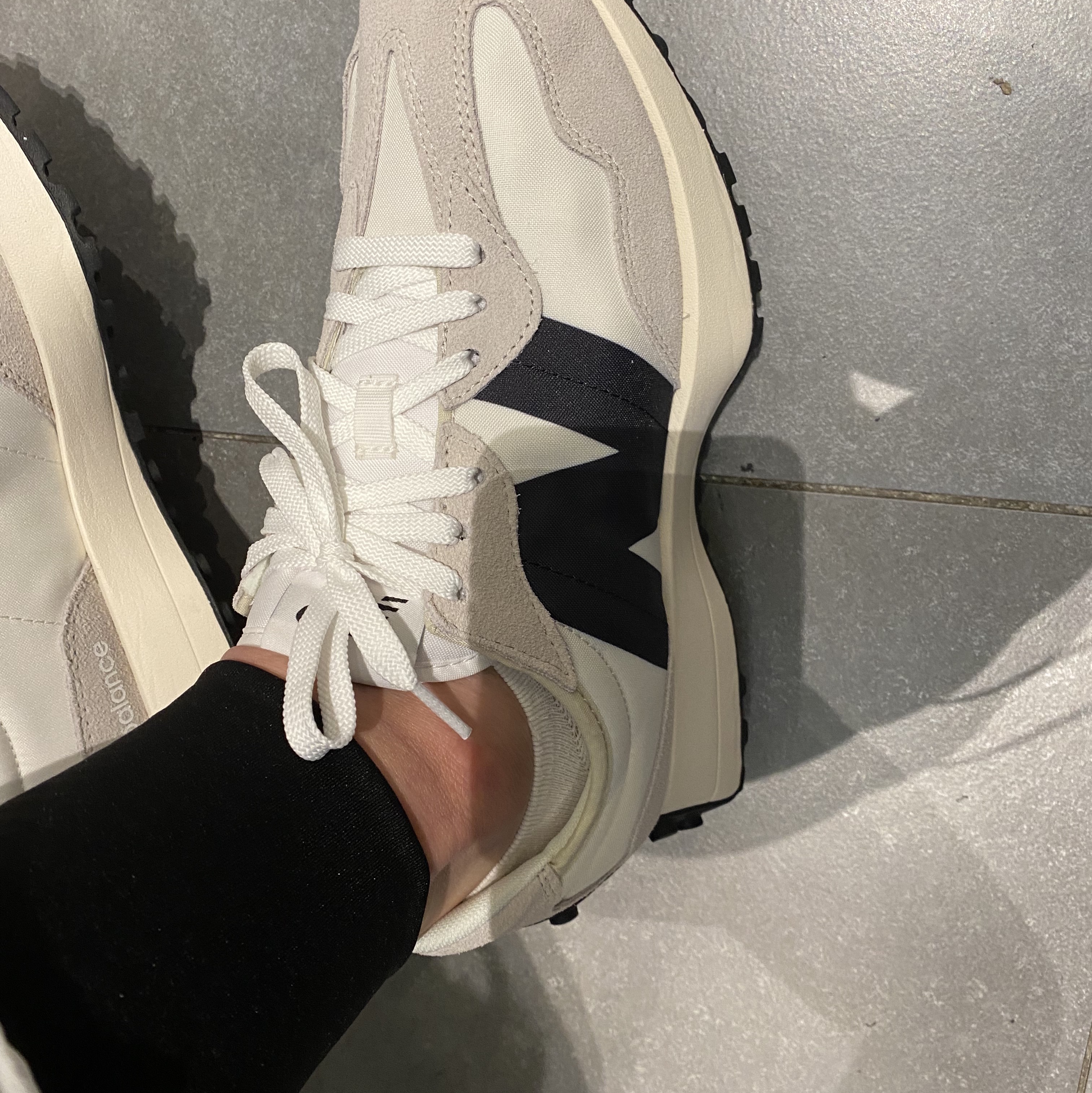 New Balance 327 White Black 착용 스타일 - 2