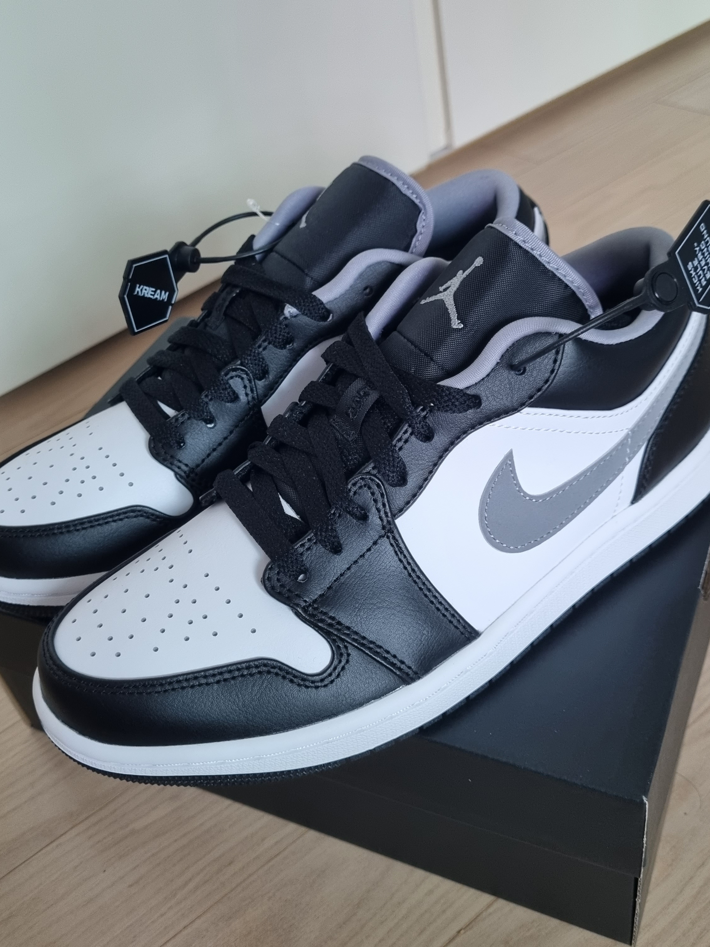 Jordan 1 Low Black Particle Grey 착용 스타일 - 3