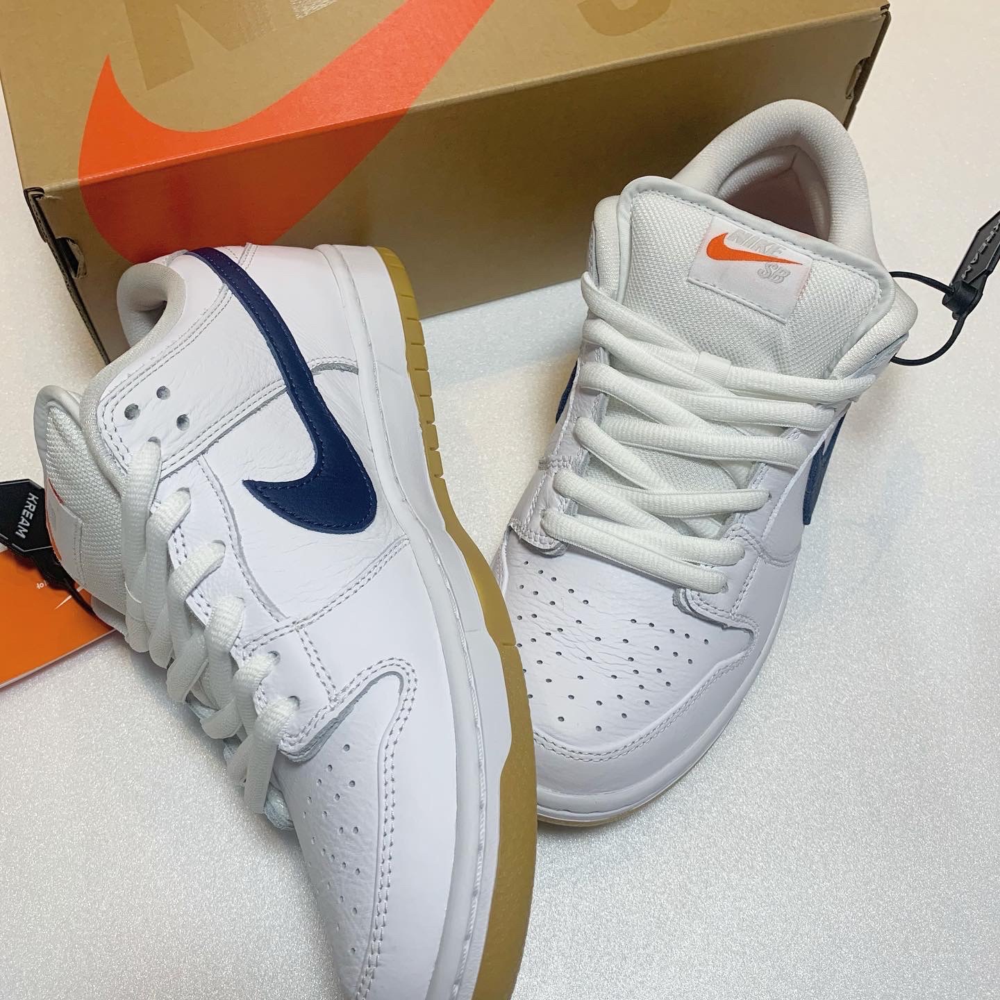 Nike SB Dunk Low Pro ISO Orange Label White Navy 착용 스타일