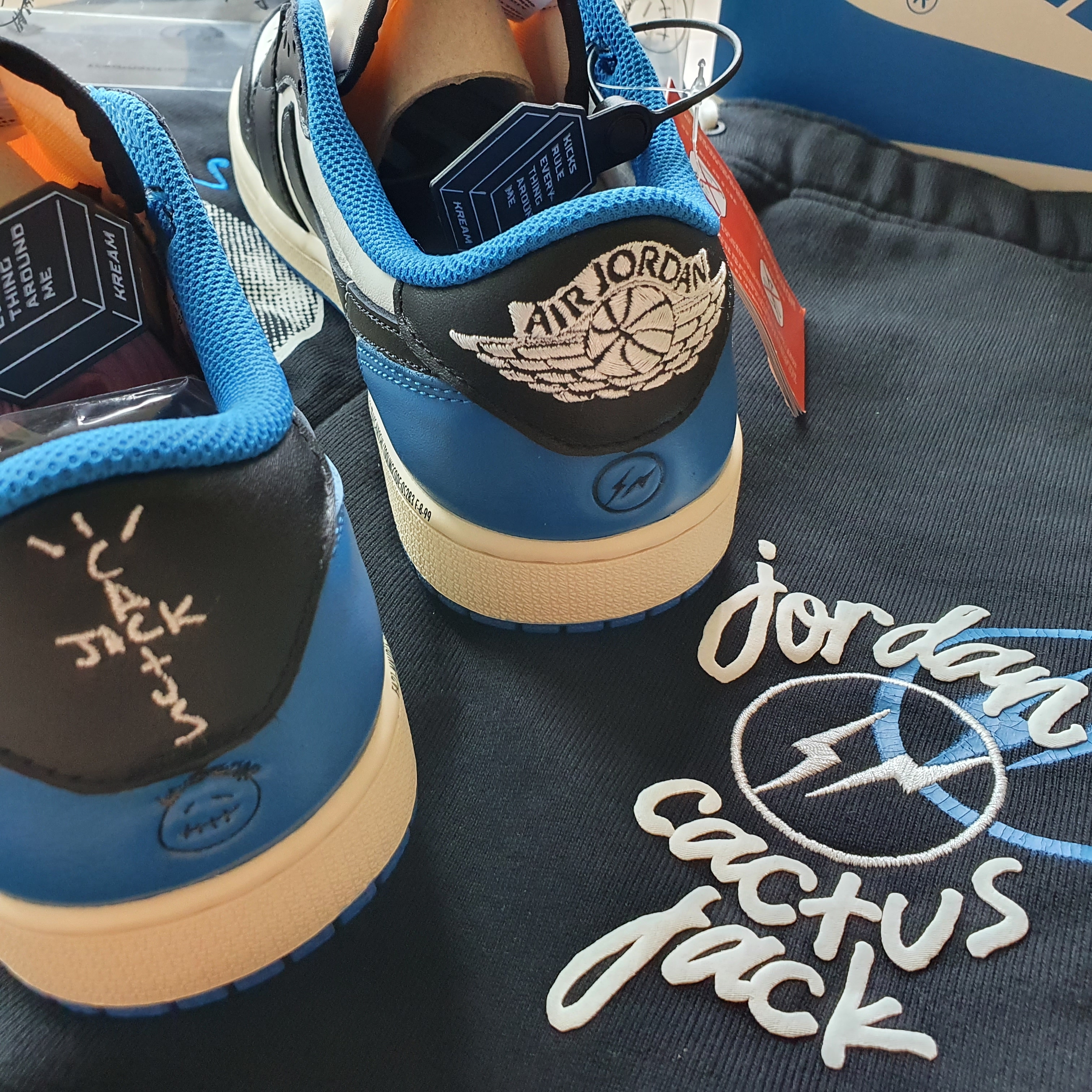 Jordan 1 x Travis Scott x Fragment Retro Low OG SP Military Blue, Jordan x Travis Scott x Fragment T-Shirt Sail (DJ0619-133) 착용 스타일 - 2