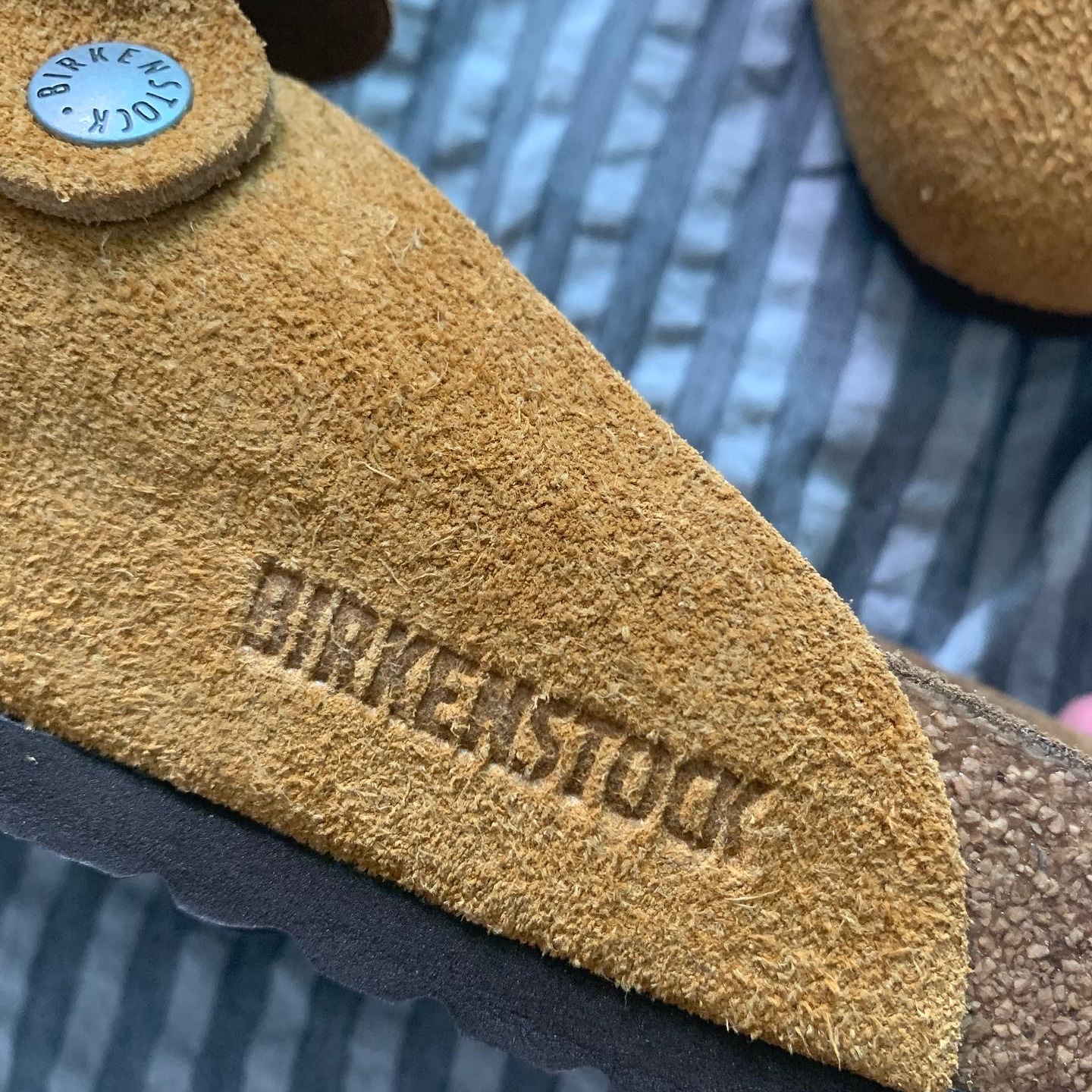Birkenstock x Stussy Boston Clog Caramel 착용 스타일 - 4