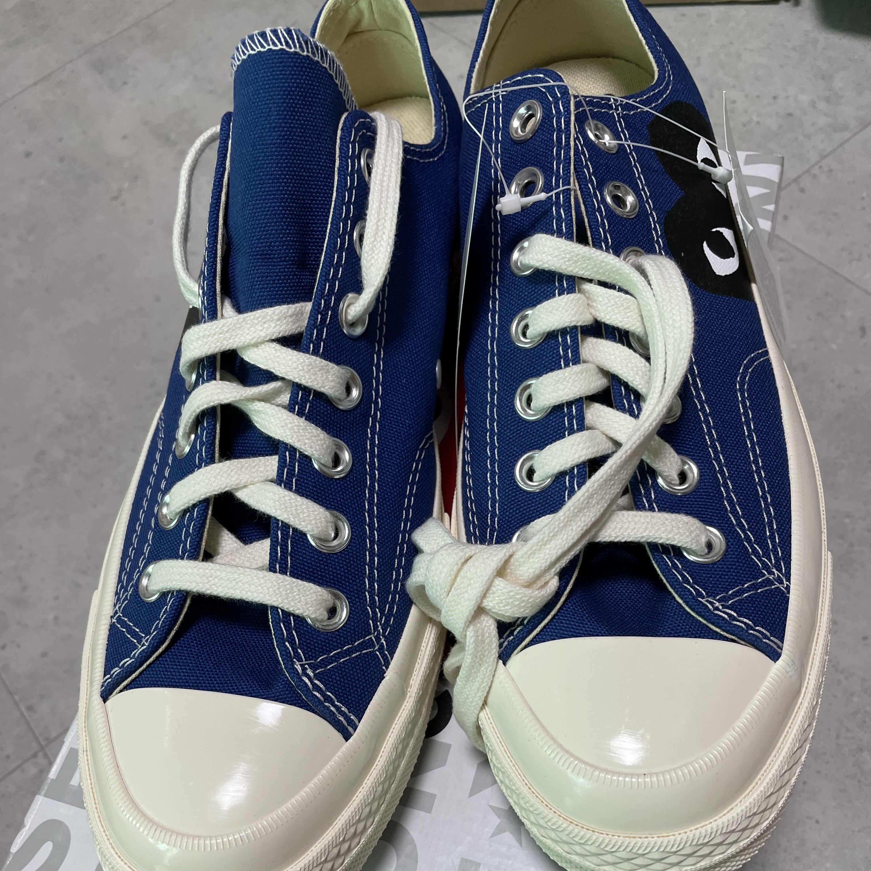 Converse x Play Comme des Garcons Chuck 70 Ox Blue Quartz 착용 스타일 - 1