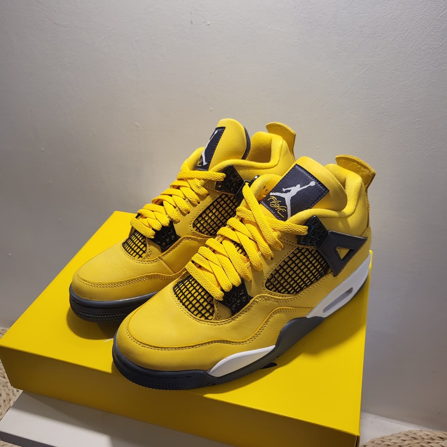 Jordan 4 Retro Tour Yellow, Jordan 4 Retro OG Fire Red 2020 착용 스타일 - 1